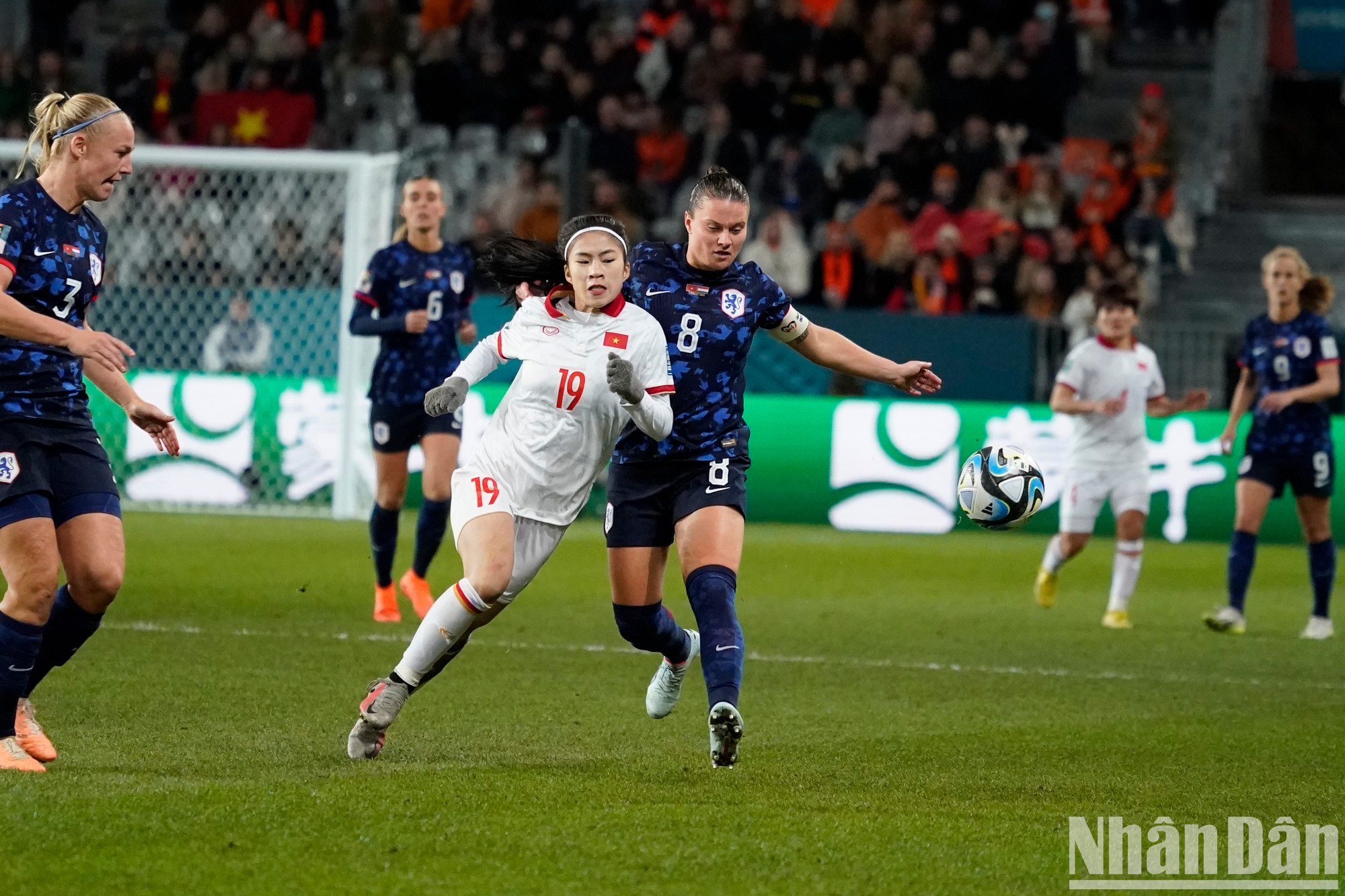 Thanh Nha corre frente a una jugadora neerlandesa. Thanh Nha corre frente a una jugadora neerlandesa.