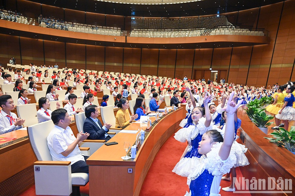 [Foto] Niños vietnamitas participan en simulacro de reunión de la Asamblea Nacional ảnh 3