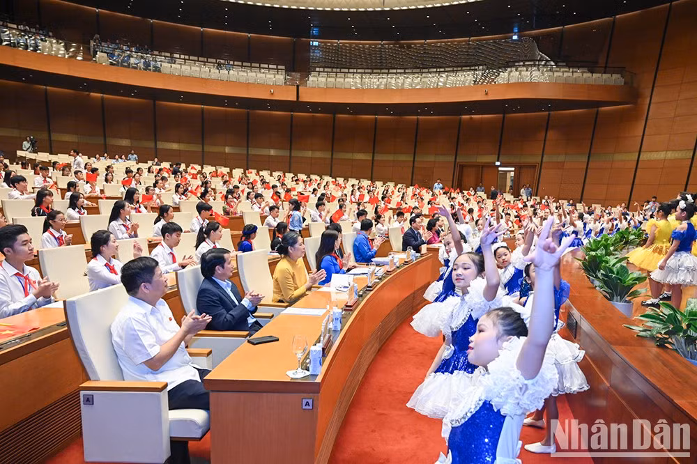 [Foto] Niños vietnamitas participan en simulacro de reunión de la Asamblea Nacional ảnh 3