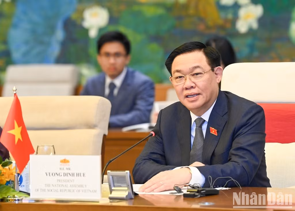 Dinh Hue habla en la reunión.