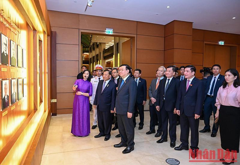 La delegación de alto rango del Senado de Camboya visita la Sala de Tradición de la Asamblea Nacional de Vietnam. La delegación de alto rango del Senado de Camboya visita la Sala de Tradición de la Asamblea Nacional de Vietnam.