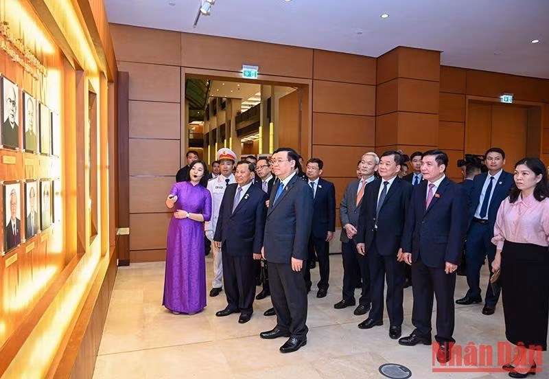 La delegación de alto rango del Senado de Camboya visita la Sala de Tradición de la Asamblea Nacional de Vietnam.