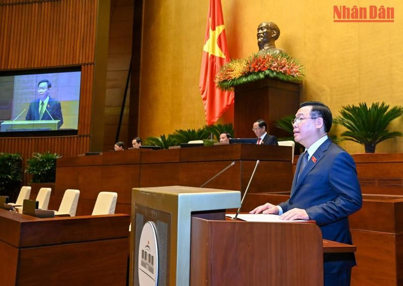 El presidente legislativo, Vuong Dinh Hue, pronuncia un discurso de clausura del cuarto período de sesiones. El presidente legislativo, Vuong Dinh Hue, pronuncia un discurso de clausura del cuarto período de sesiones.