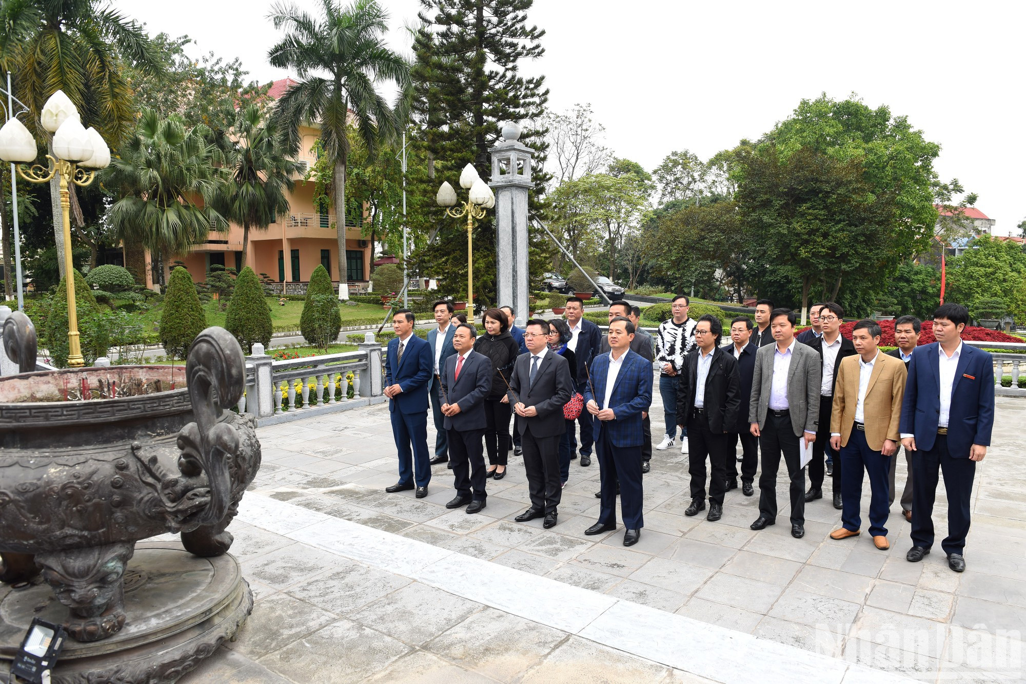 Antes, la delegación del periódico Nhan Dan ofrece inciensos en homenaje póstumo al Presidente Ho Chi Minh en la Casa Memorial del Comité del PCV en Thai Nguyen.