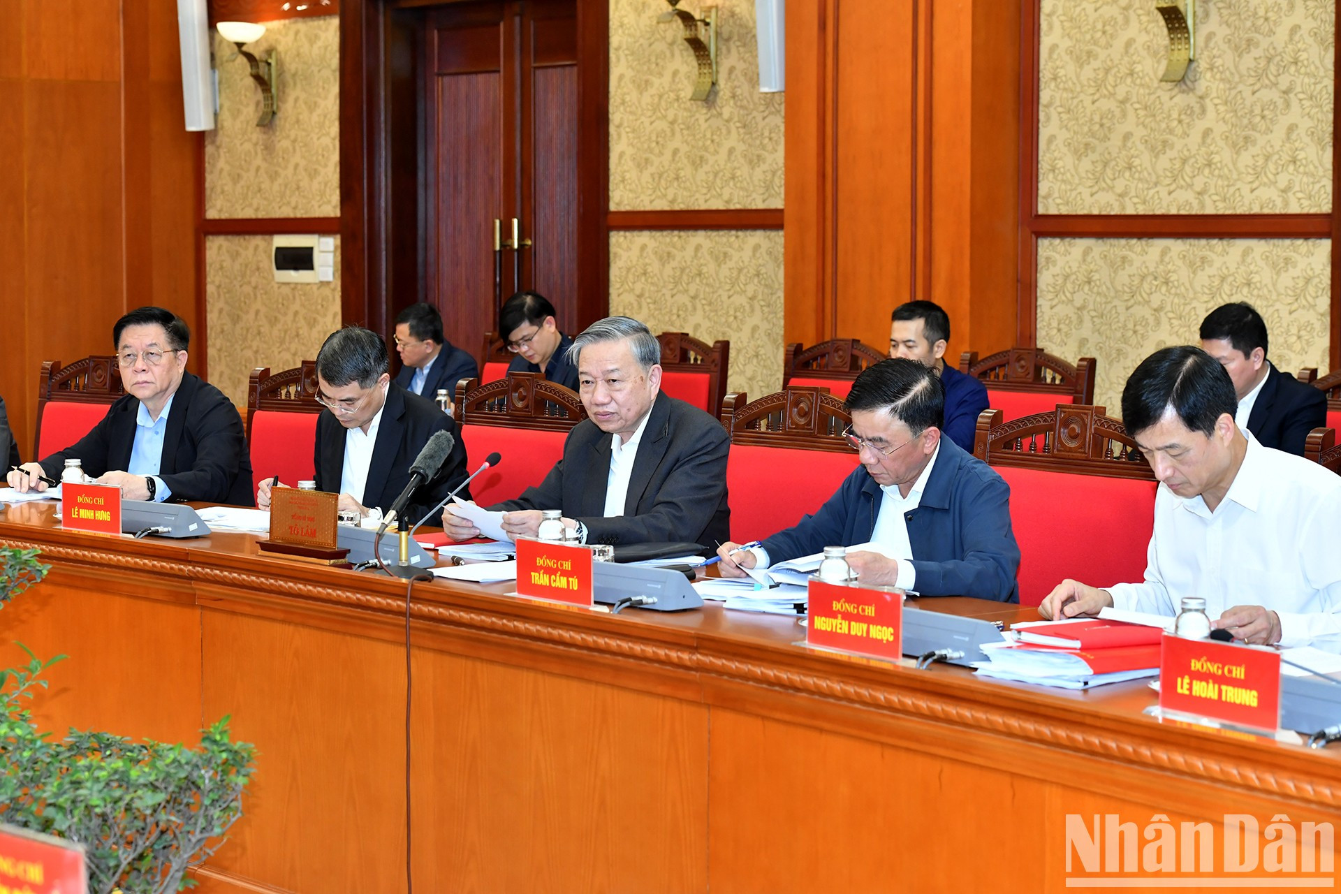 To Lam interviene en el evento. To Lam interviene en el evento.