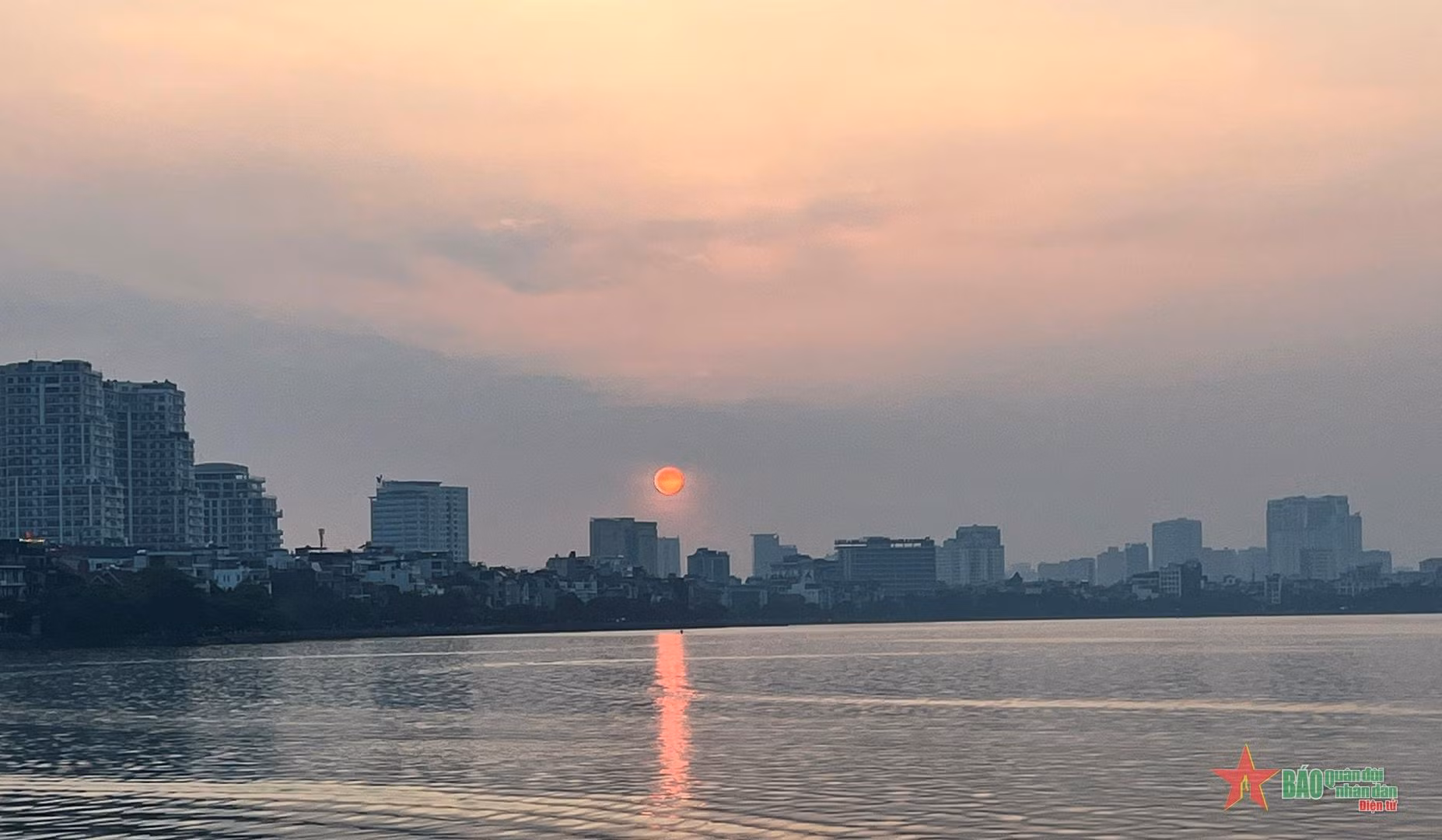 Los que pasan por el lago al atardecer se sienten tentados de parar un rato para admirar el hermoso paisaje de la tarde.