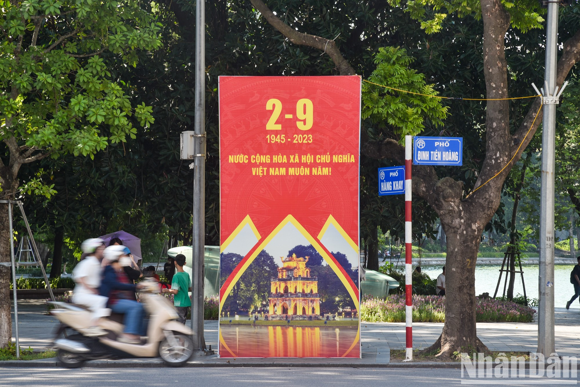 Un cartel colocado en la área del lago Hoan Kiem lleva la frase "¡Viva la República Socialista de Vietnam!" Un cartel colocado en la área del lago Hoan Kiem lleva la frase "¡Viva la República Socialista de Vietnam!"