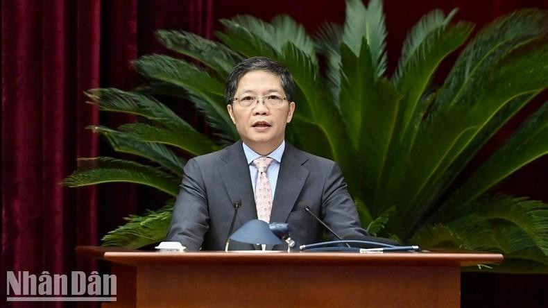 El miembro del Buró Político y jefe de la Comisión de Asuntos Económicos del Comité Central del PCV, Tran Tuan Anh, presenta un informe en el evento. El miembro del Buró Político y jefe de la Comisión de Asuntos Económicos del Comité Central del PCV, Tran Tuan Anh, presenta un informe en el evento.