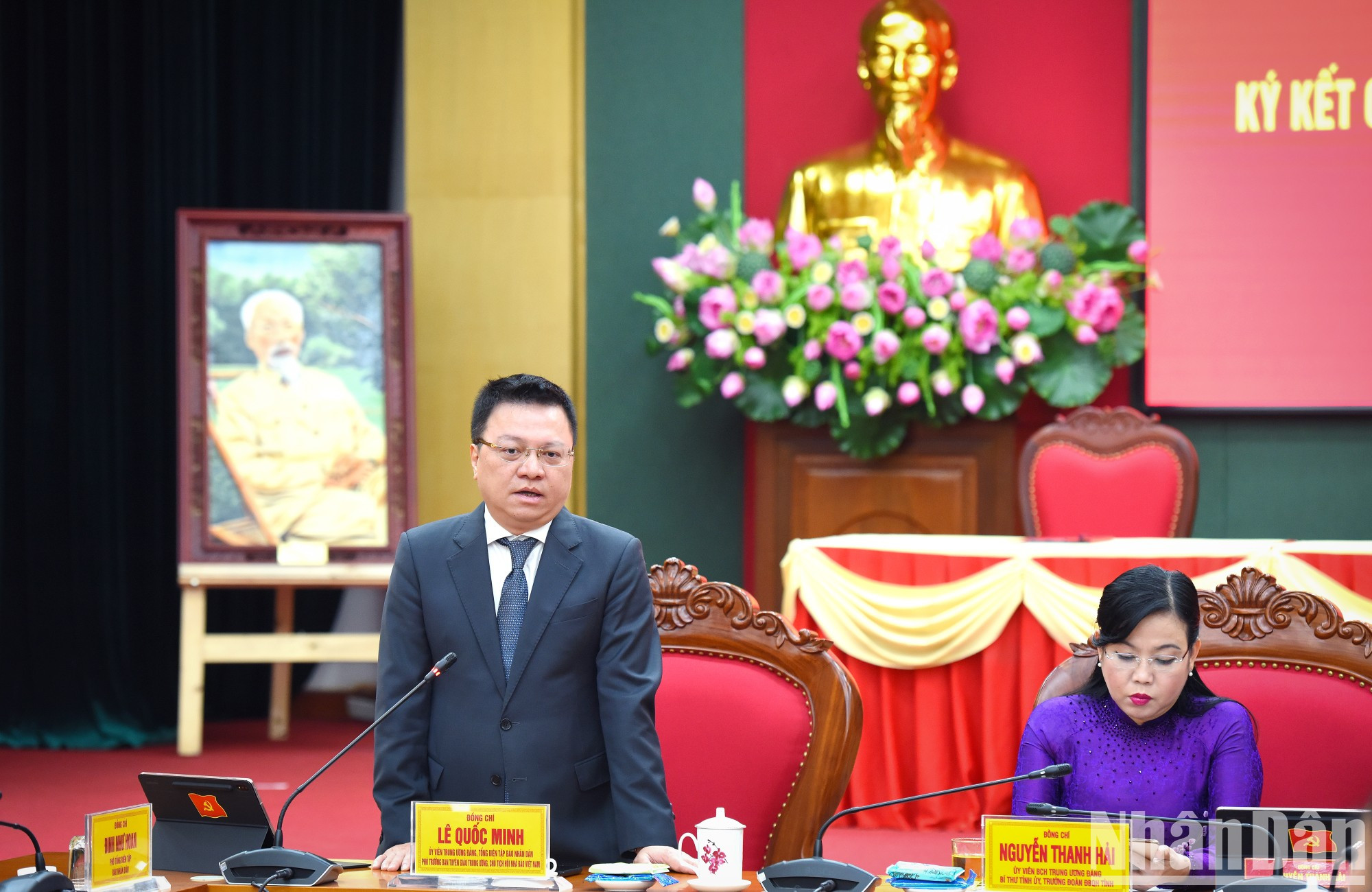 Le Quoc Minh, presidente-editor del periódico Nhan Dan, subjefe de la Comisión de Comunicación y Educación del Comité Central del PCV y titular de la Asociación de Periodistas del país, habla en la reunión.
