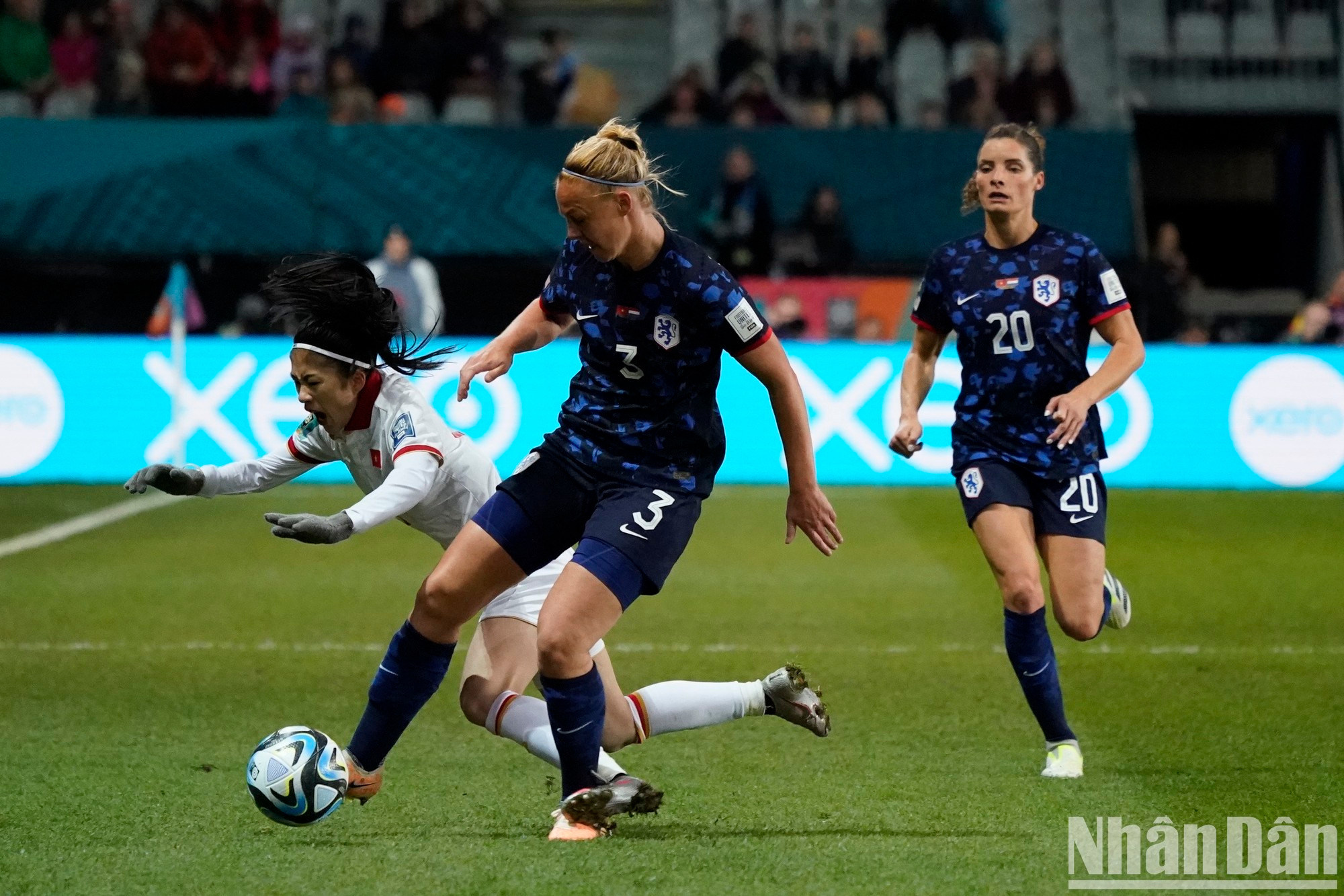En un lanzamiento de falta, el defensa Gragt cabeceó el balón a puerta vacía para batir a Jill Roord y poner el 7-0 en el marcador. En un lanzamiento de falta, el defensa Gragt cabeceó el balón a puerta vacía para batir a Jill Roord y poner el 7-0 en el marcador.