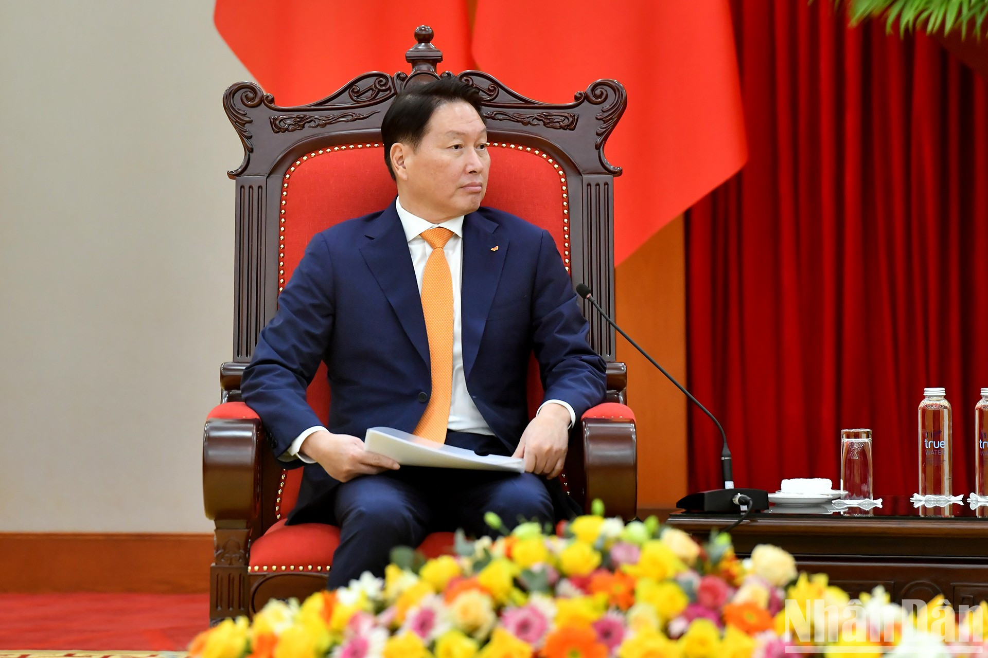 Chey Tae won habla en el encuentro.