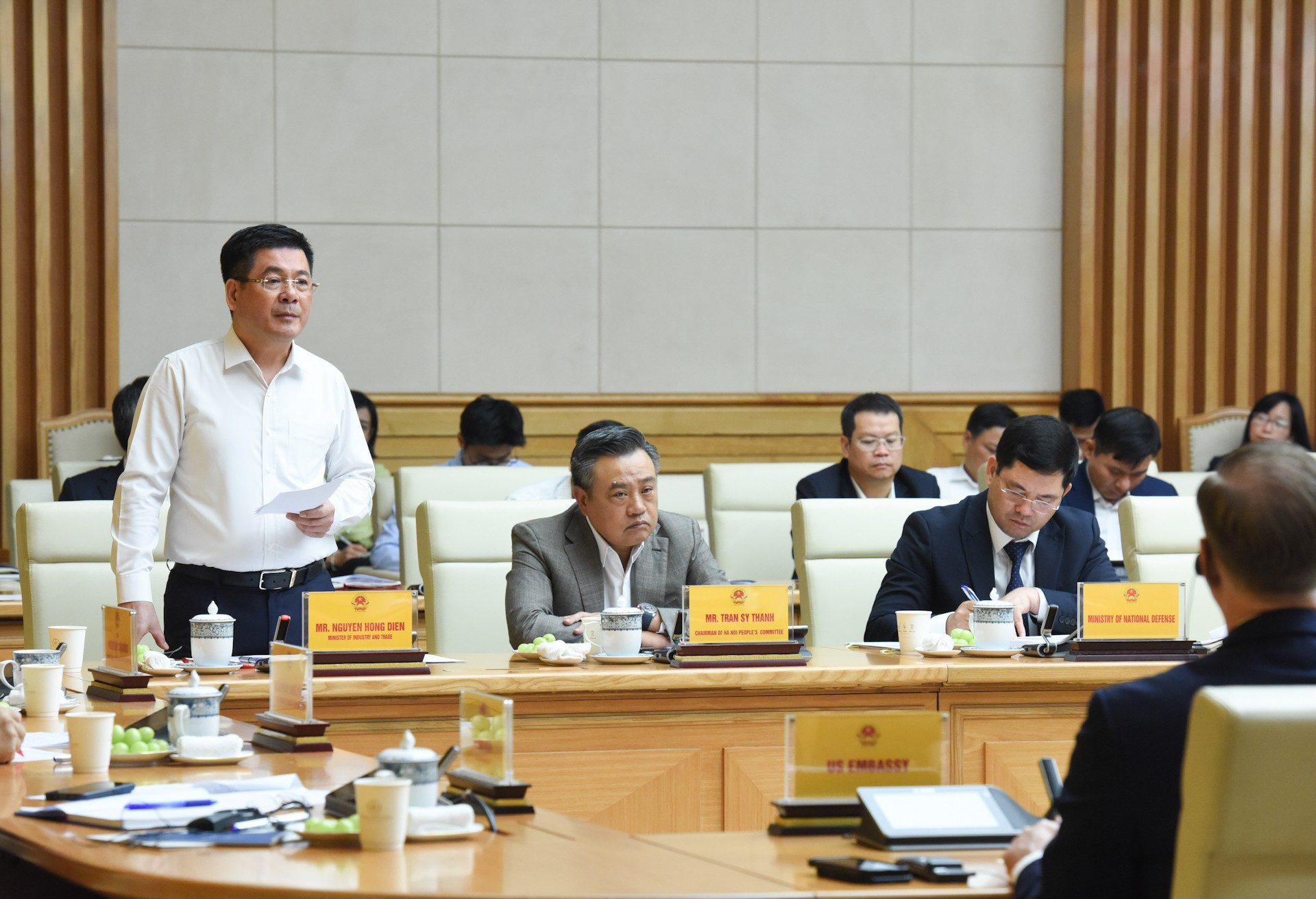 El ministro de Industria y Comercio, Nguyen Hong Dien, habla en la cita.