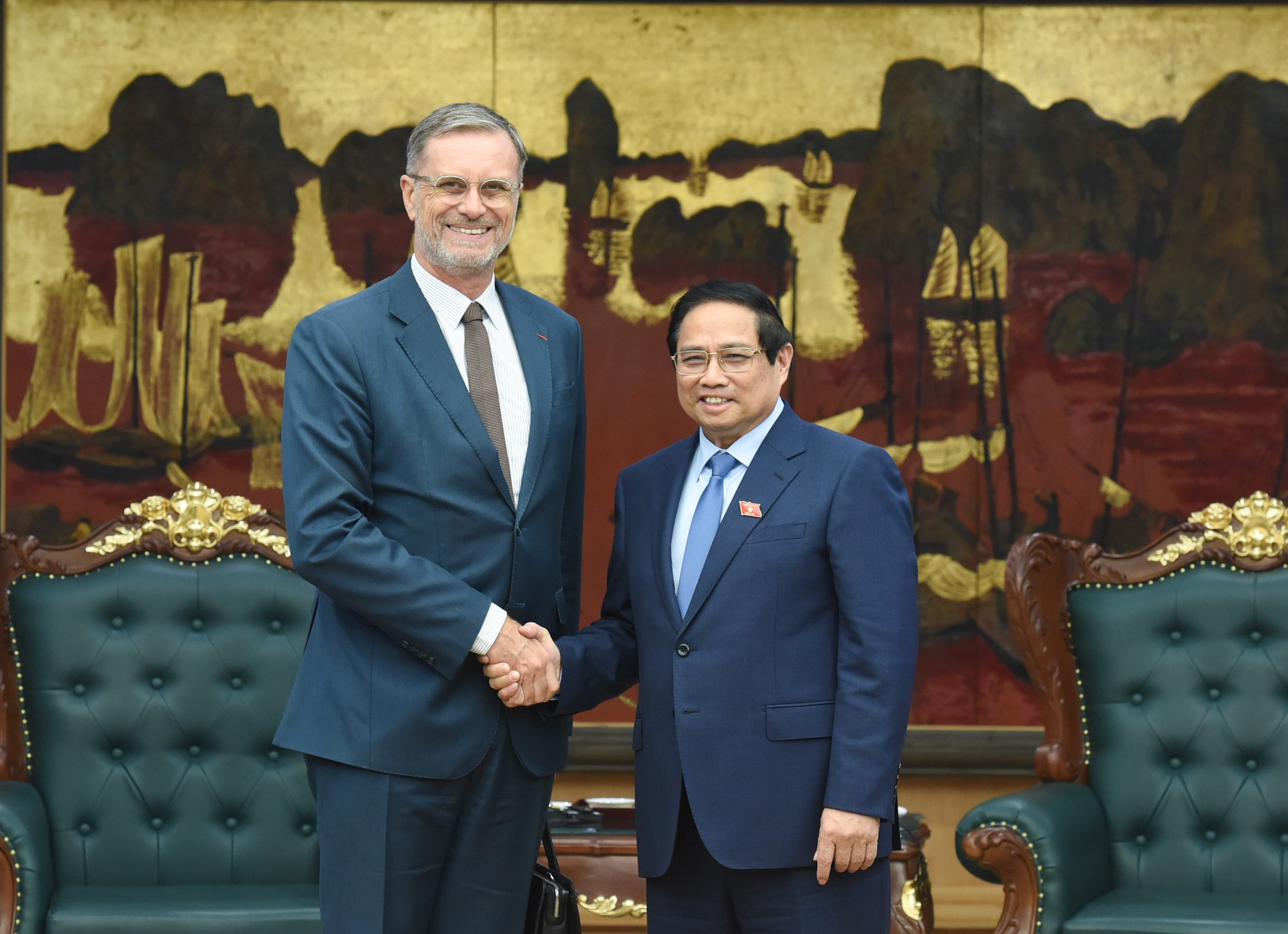 El primer ministro de Vietnam, Pham Minh Chinh, y el embajador de Francia en Hanói, Olivier Brochet. El primer ministro de Vietnam, Pham Minh Chinh, y el embajador de Francia en Hanói, Olivier Brochet.