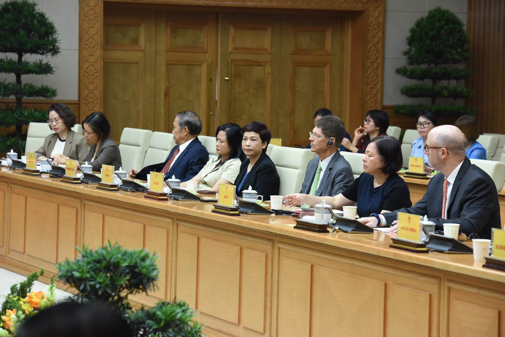 Representantes de las empresas estadounidenses en Vietnam asisten a la reunión.