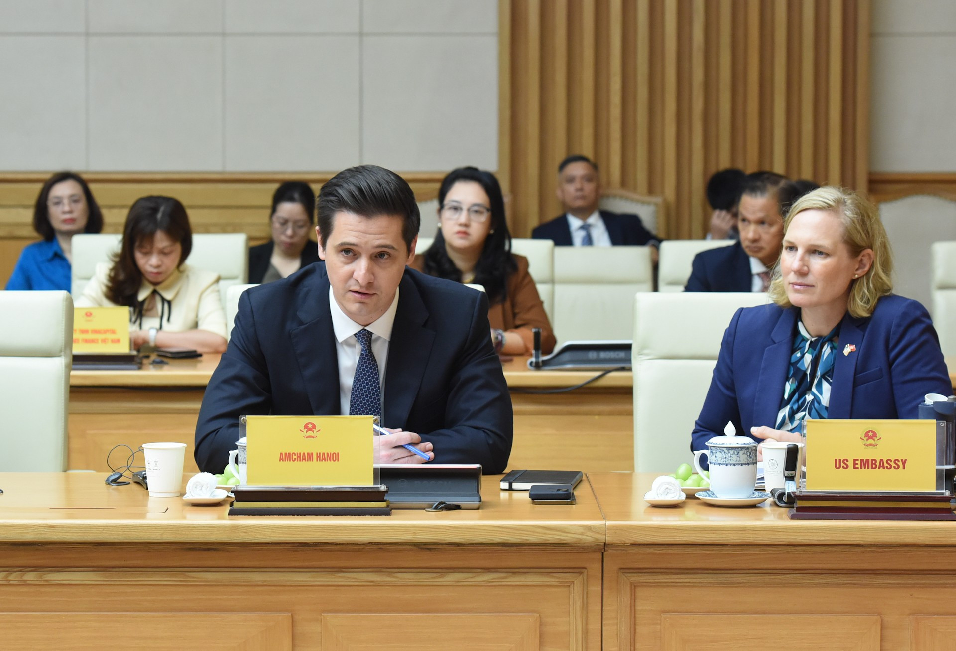 El presidente de la Cámara de Comercio de Estados Unidos en Hanói (AmCham), Eric Johnson, habla en el evento.