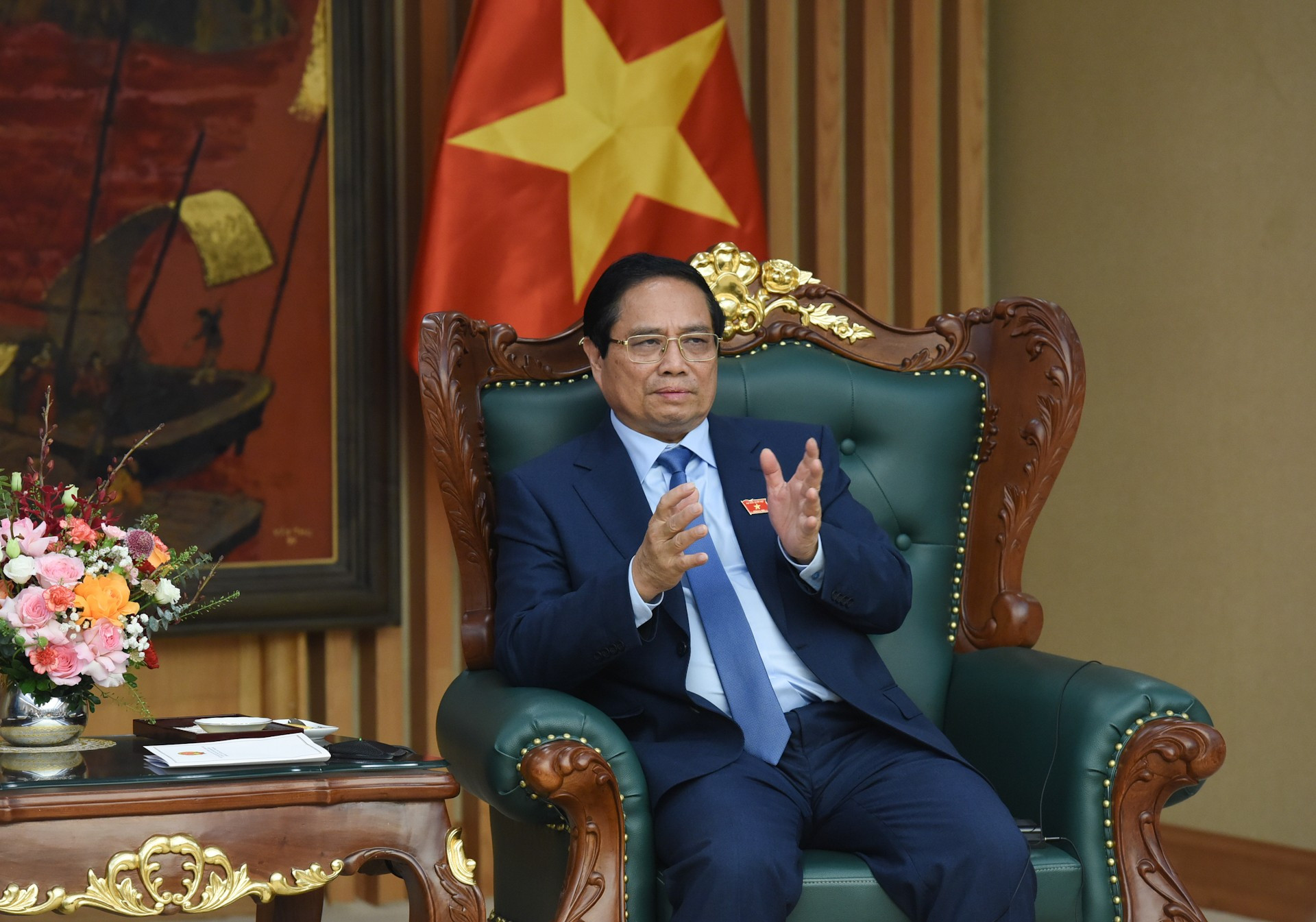 Minh Chinh interviene en la cita. Minh Chinh interviene en la cita.