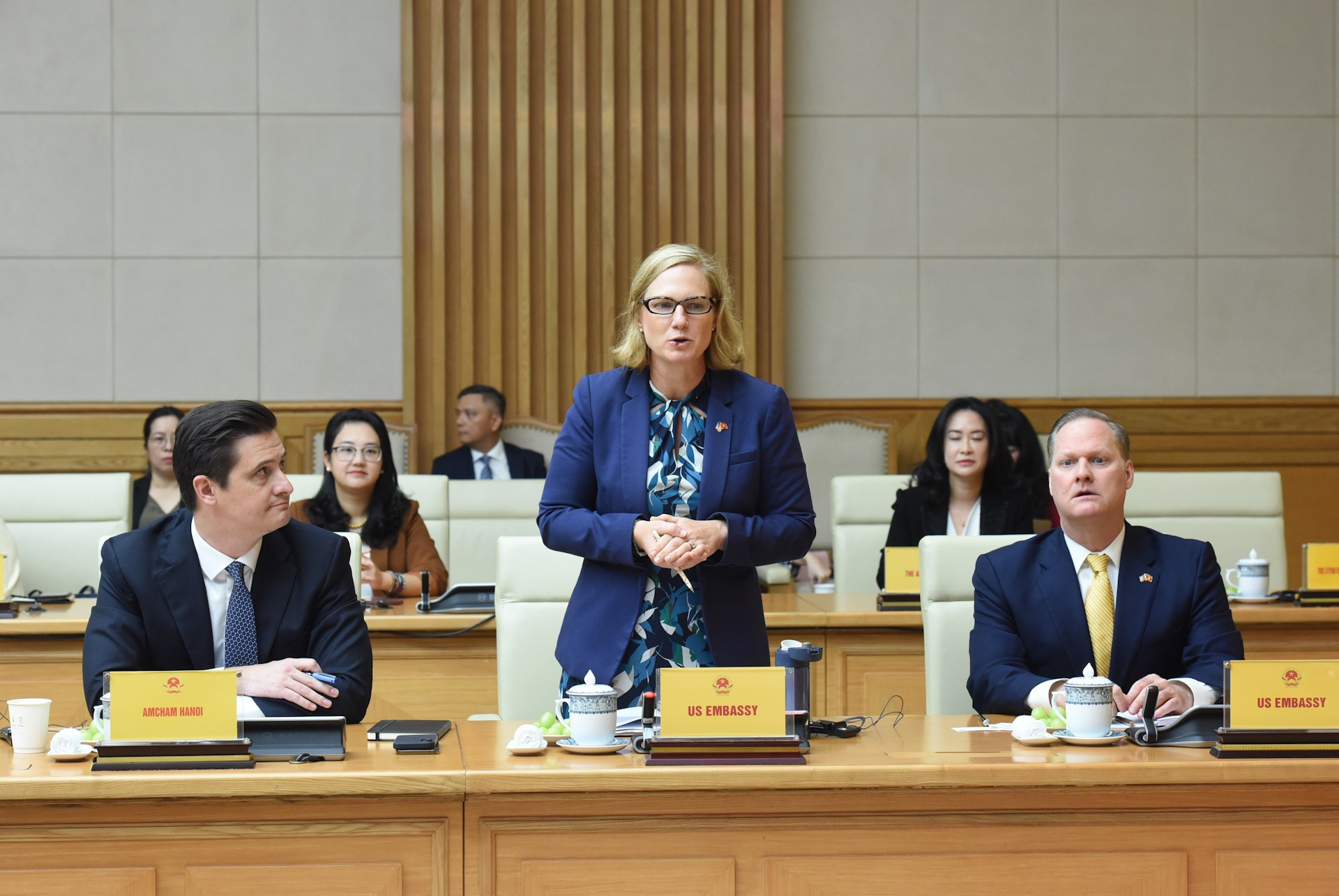 La representante de la Embajada de los Estados Unidos en Vietnam interviene en la cita.