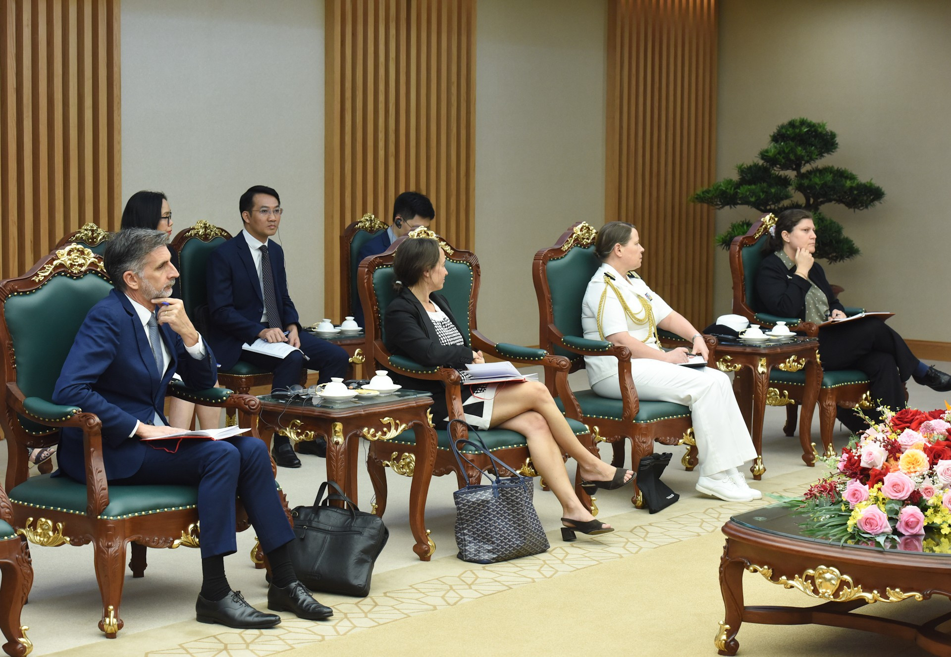Los miembros que acompañan al diplomático francés. Los miembros que acompañan al diplomático francés.