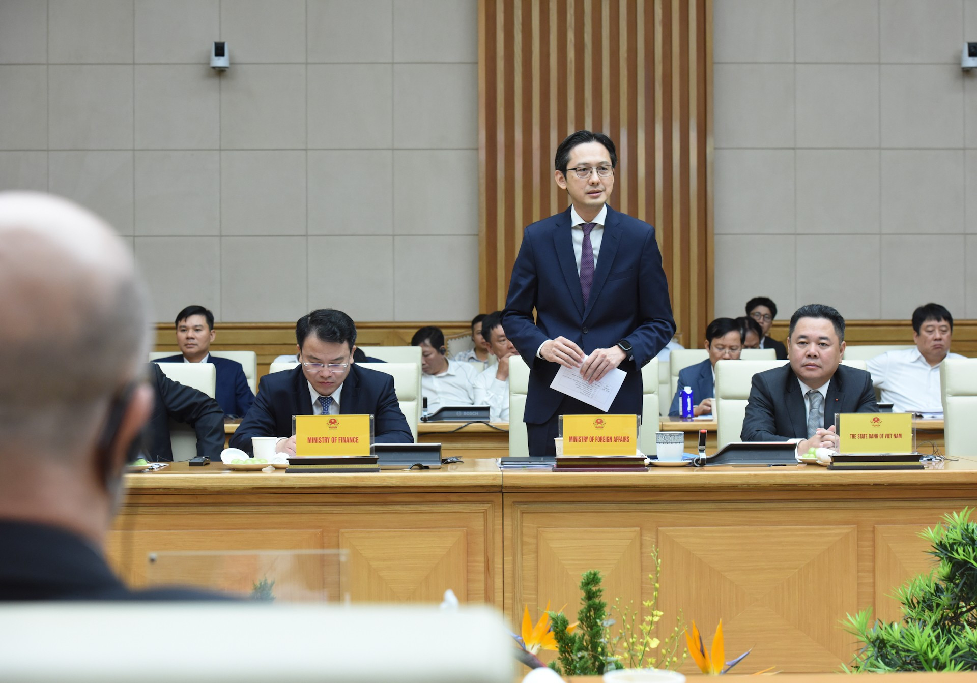 El viceministro de Relaciones Exteriores Do Hung Viet habla en la cita.