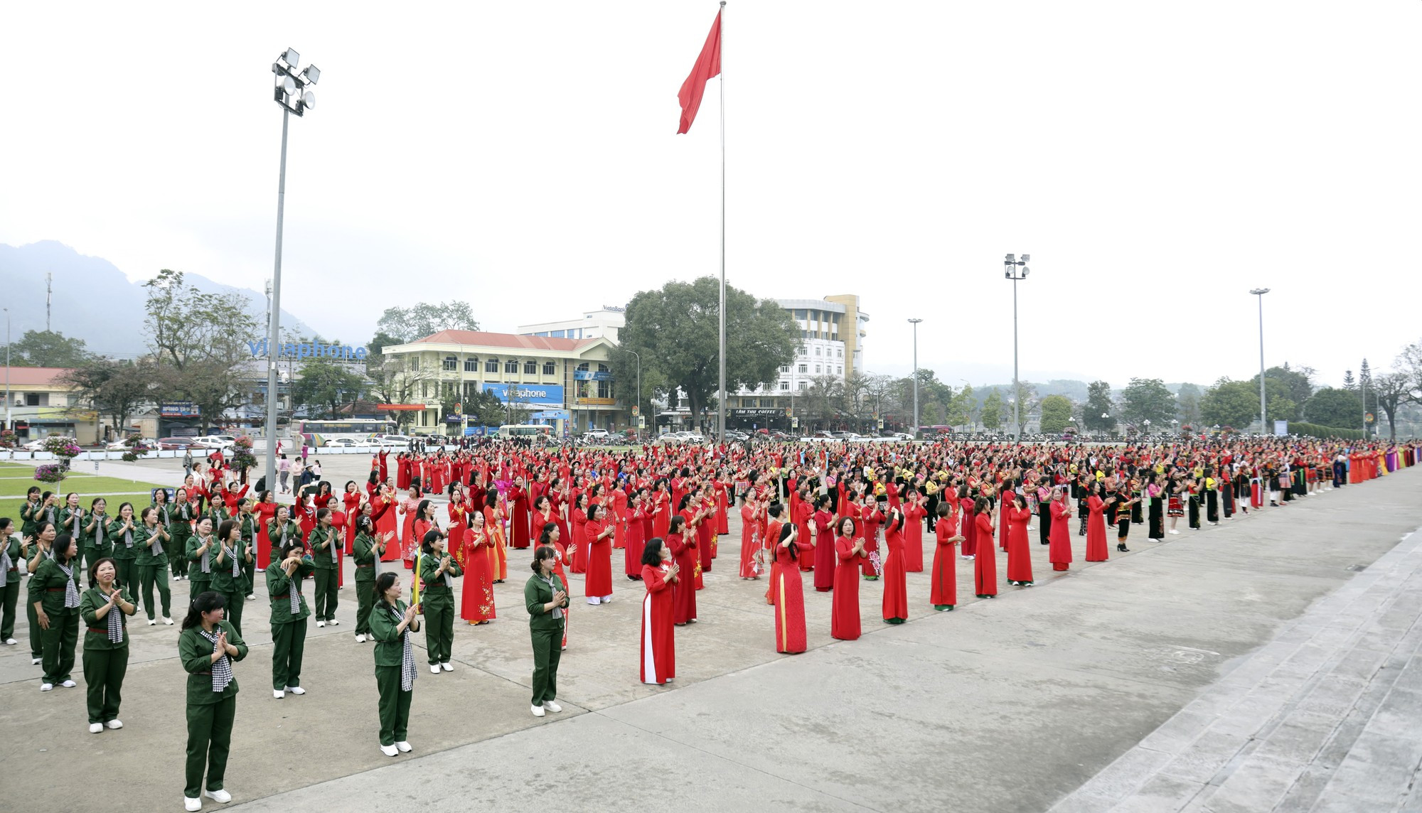 Con el tema &quot;Colores de las mujeres Tuyen Quang&quot;, el programa es lanzado por el Comité Central de la Unión de Mujeres de Vietnam, en respuesta a la &quot;Semana Ao Dai&quot; 2025.