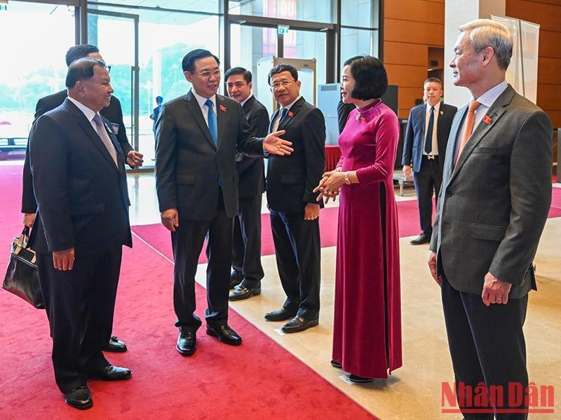 Dinh Hue presenta al visitante camboyano a los delegados vietnamitas. Dinh Hue presenta al visitante camboyano a los delegados vietnamitas.
