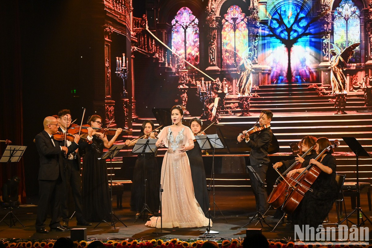 Actuación de la soprano Pham Khanh Ngoc.
