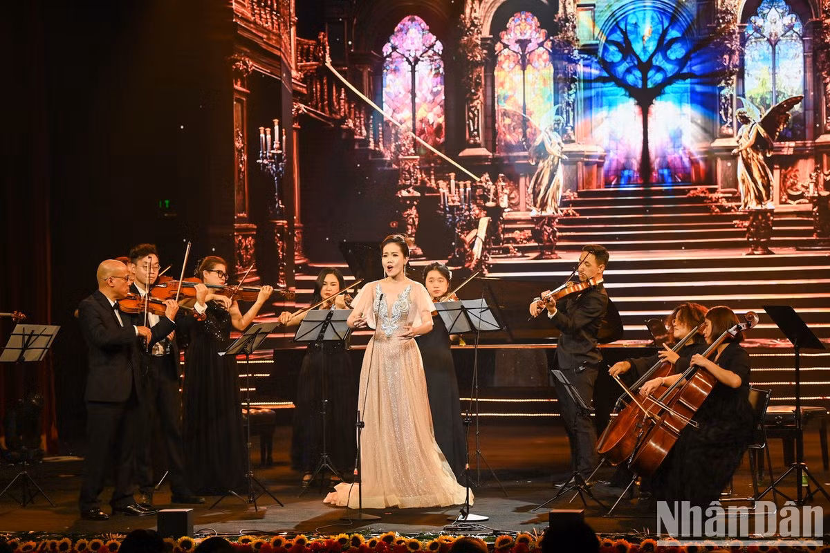 Actuación de la soprano Pham Khanh Ngoc.