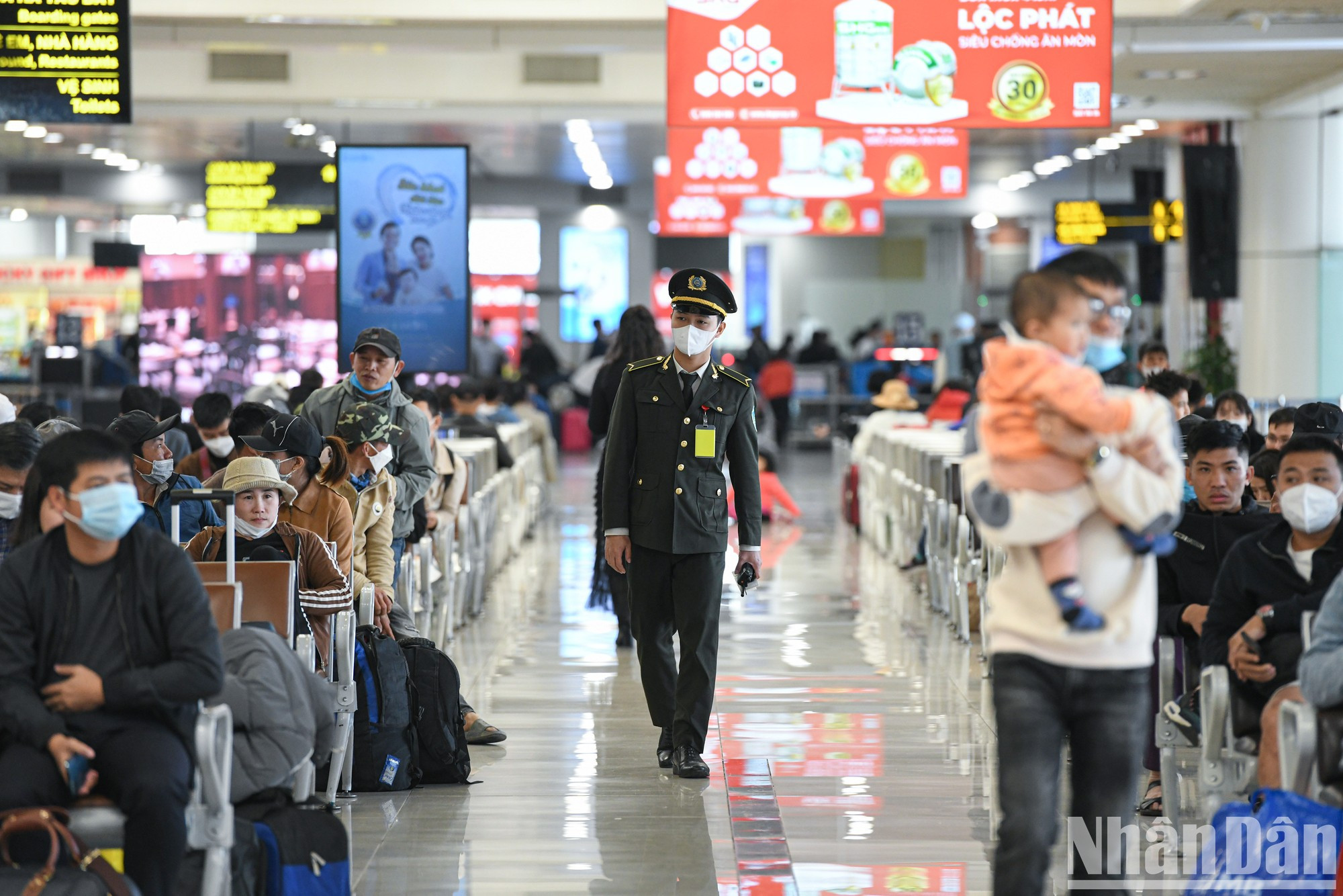 Se recomienda a los pasajeros que preparen los documentos válidos y lleguen al aeropuerto dos horas antes del embarque para los vuelos nacionales y tres horas para los vuelos internacionales. Se recomienda a los pasajeros que preparen los documentos válidos y lleguen al aeropuerto dos horas antes del embarque para los vuelos nacionales y tres horas para los vuelos internacionales.