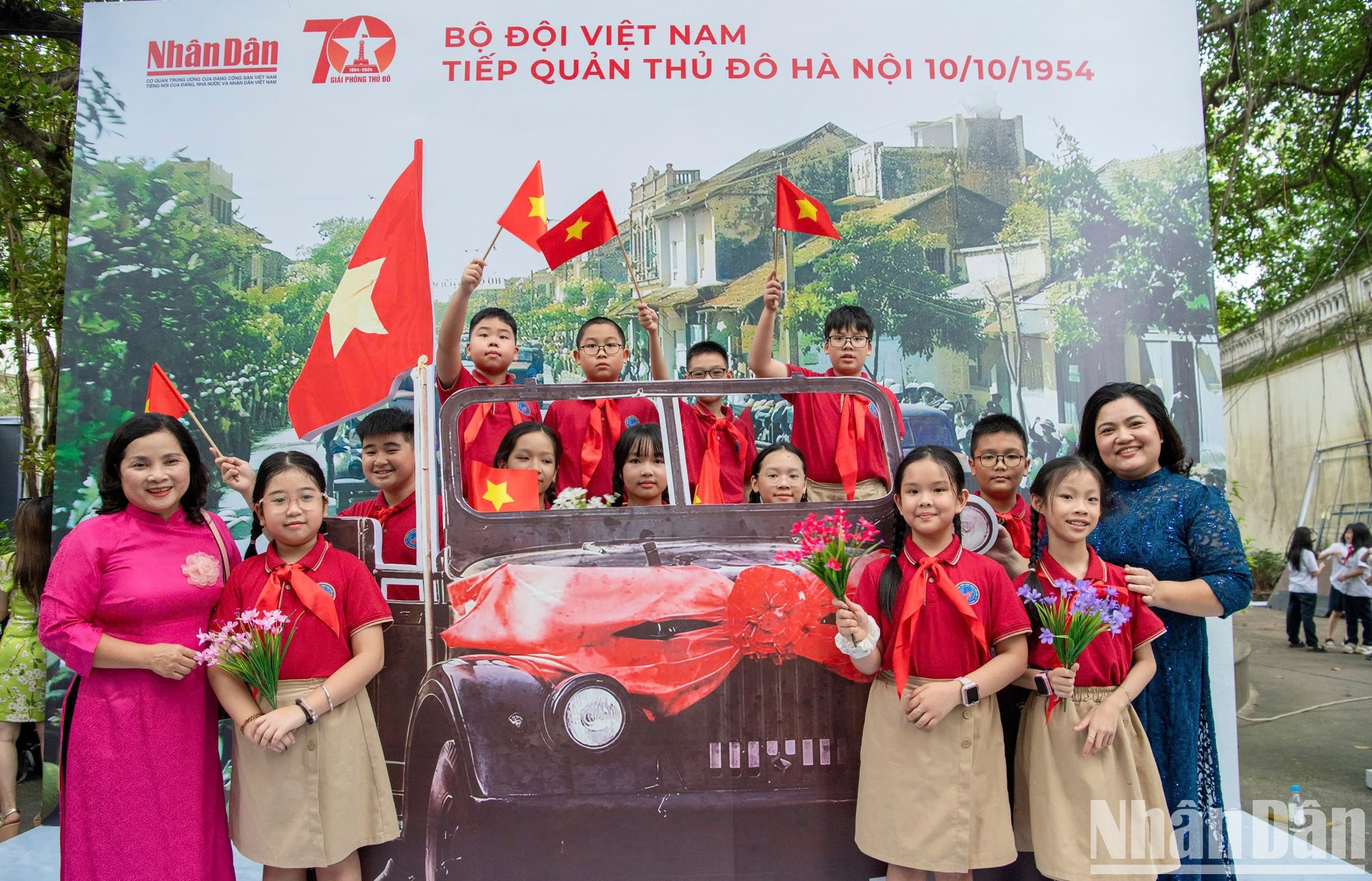 La maqueta recrea el coche del doctor Tran Duy Hung, que se dirige el 10 de octubre de 1954 a Hanói para tomar control de la capital. La maqueta recrea el coche del doctor Tran Duy Hung, que se dirige el 10 de octubre de 1954 a Hanói para tomar control de la capital.