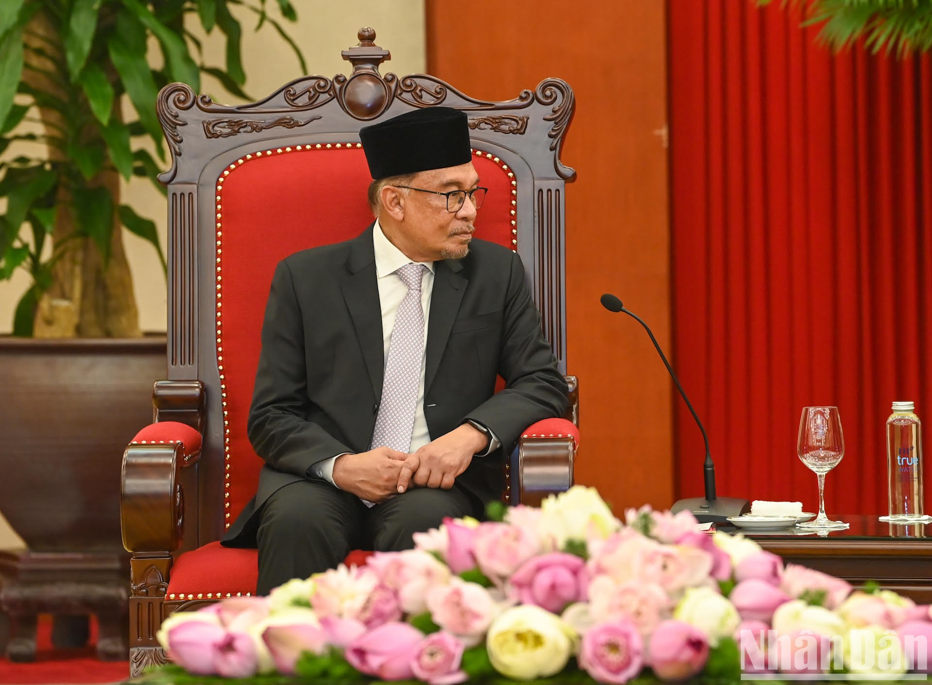 Anwar Ibrahim habla en el encuentro.