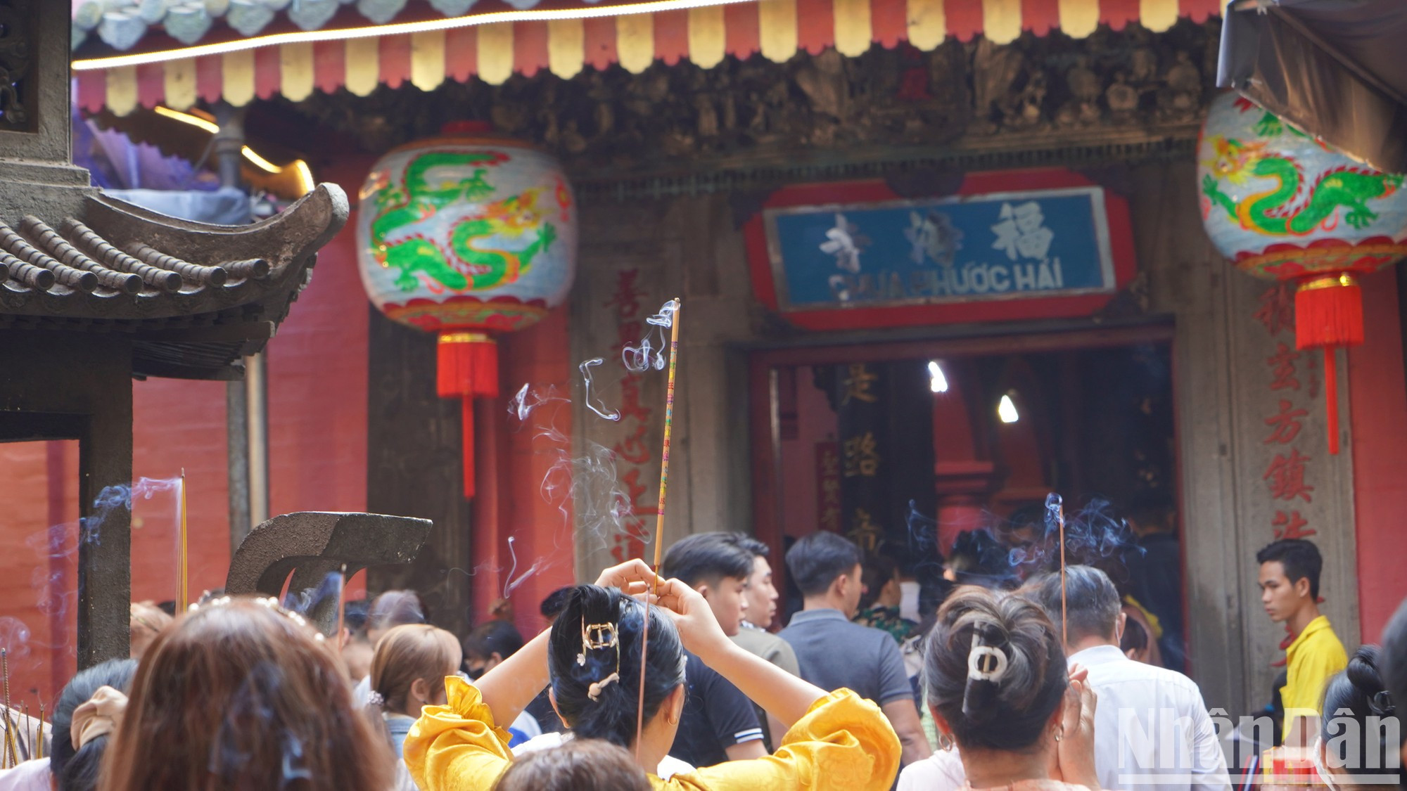 El número de visitantes a la pagoda es muy grande. El número de visitantes a la pagoda es muy grande.