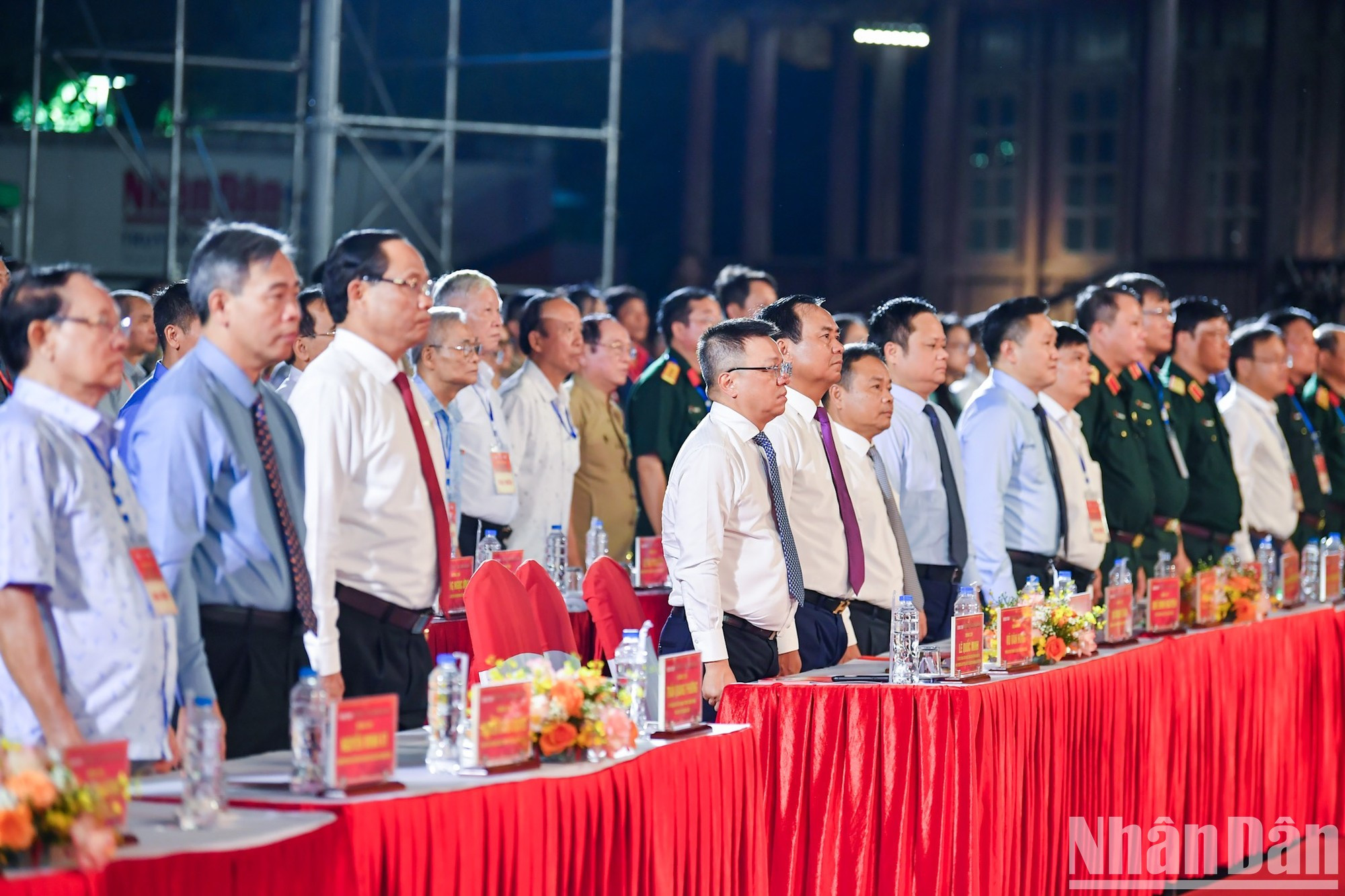 Los delegados saludan a la bandera nacional. Los delegados saludan a la bandera nacional.