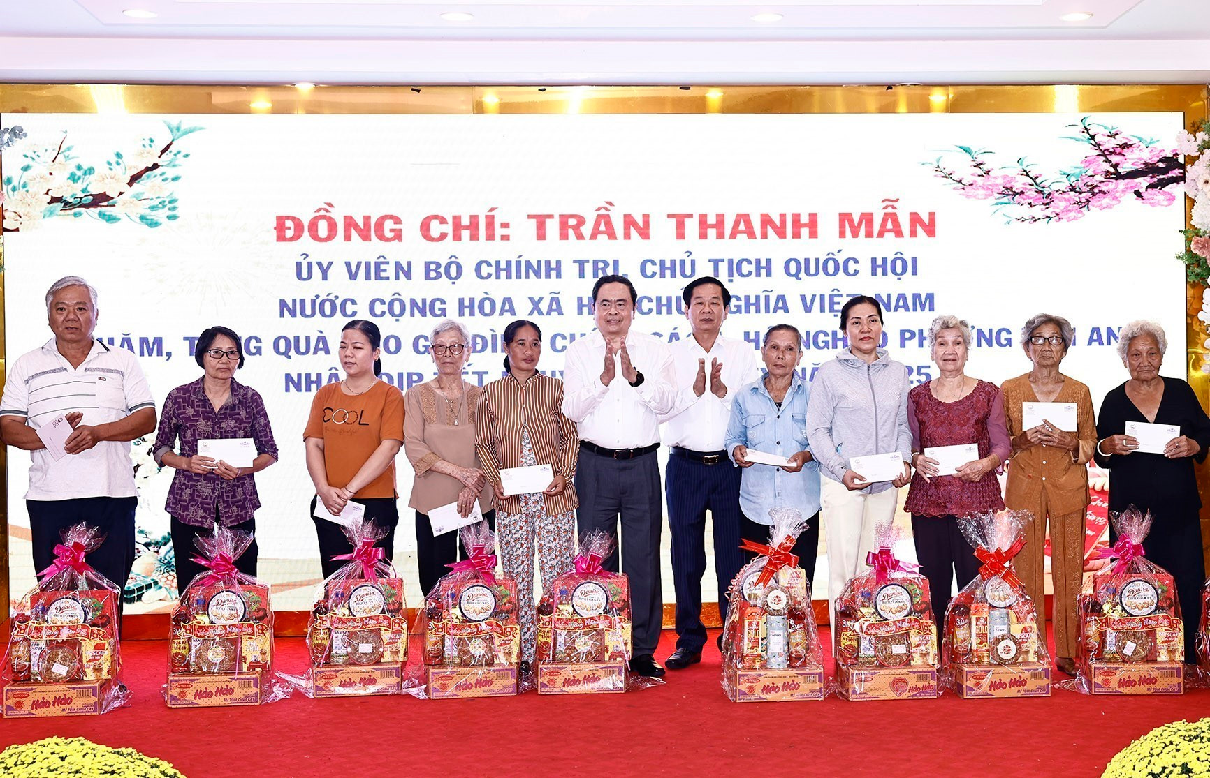 Thanh Man entrega regalos a los hogares con pocos recursos económicos y las familias beneficiarias de las políticas sociales. Thanh Man entrega regalos a los hogares con pocos recursos económicos y las familias beneficiarias de las políticas sociales.