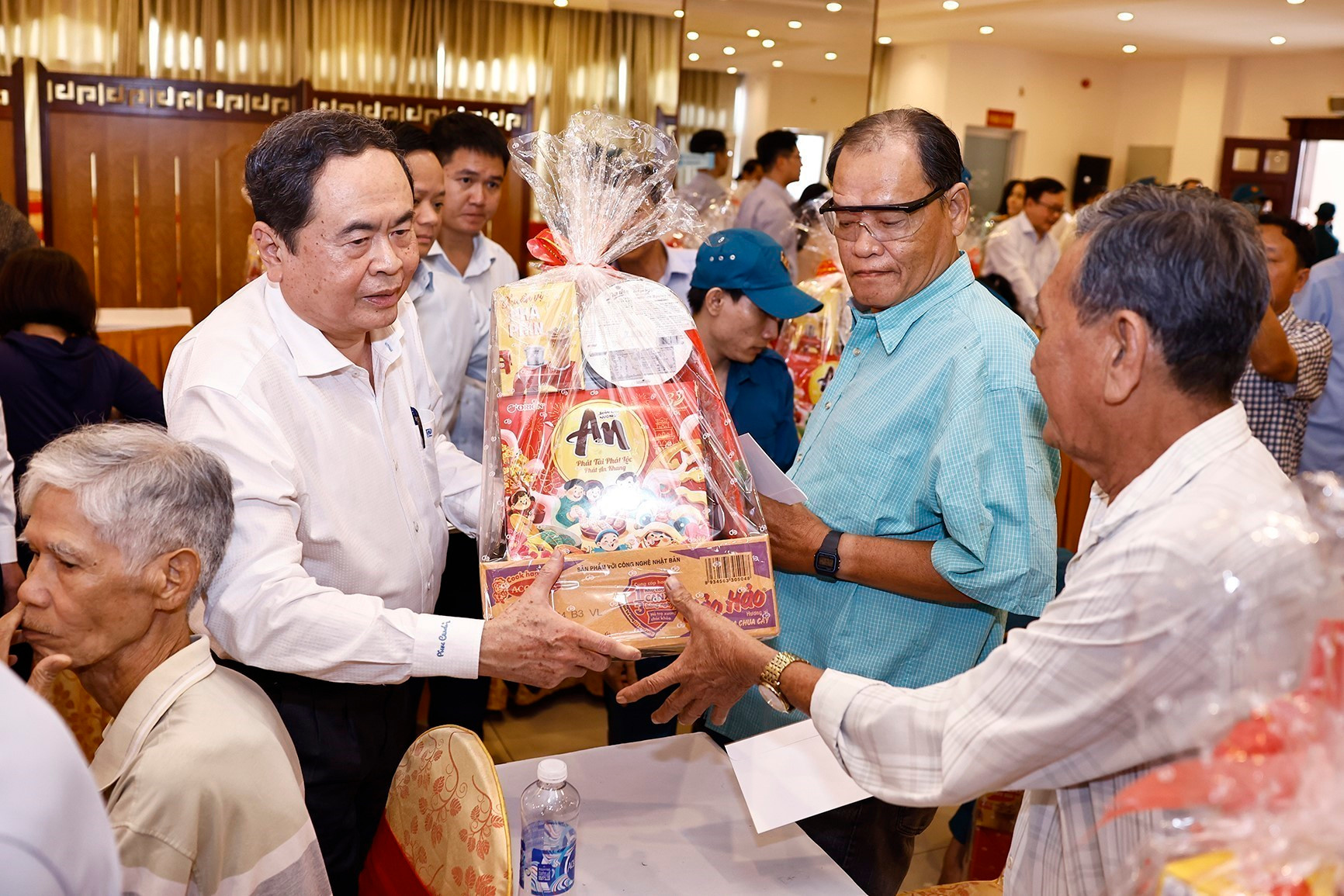 Thanh Man entrega regalos a los hogares con pocos recursos económicos y las familias beneficiarias de las políticas sociales. Thanh Man entrega regalos a los hogares con pocos recursos económicos y las familias beneficiarias de las políticas sociales.