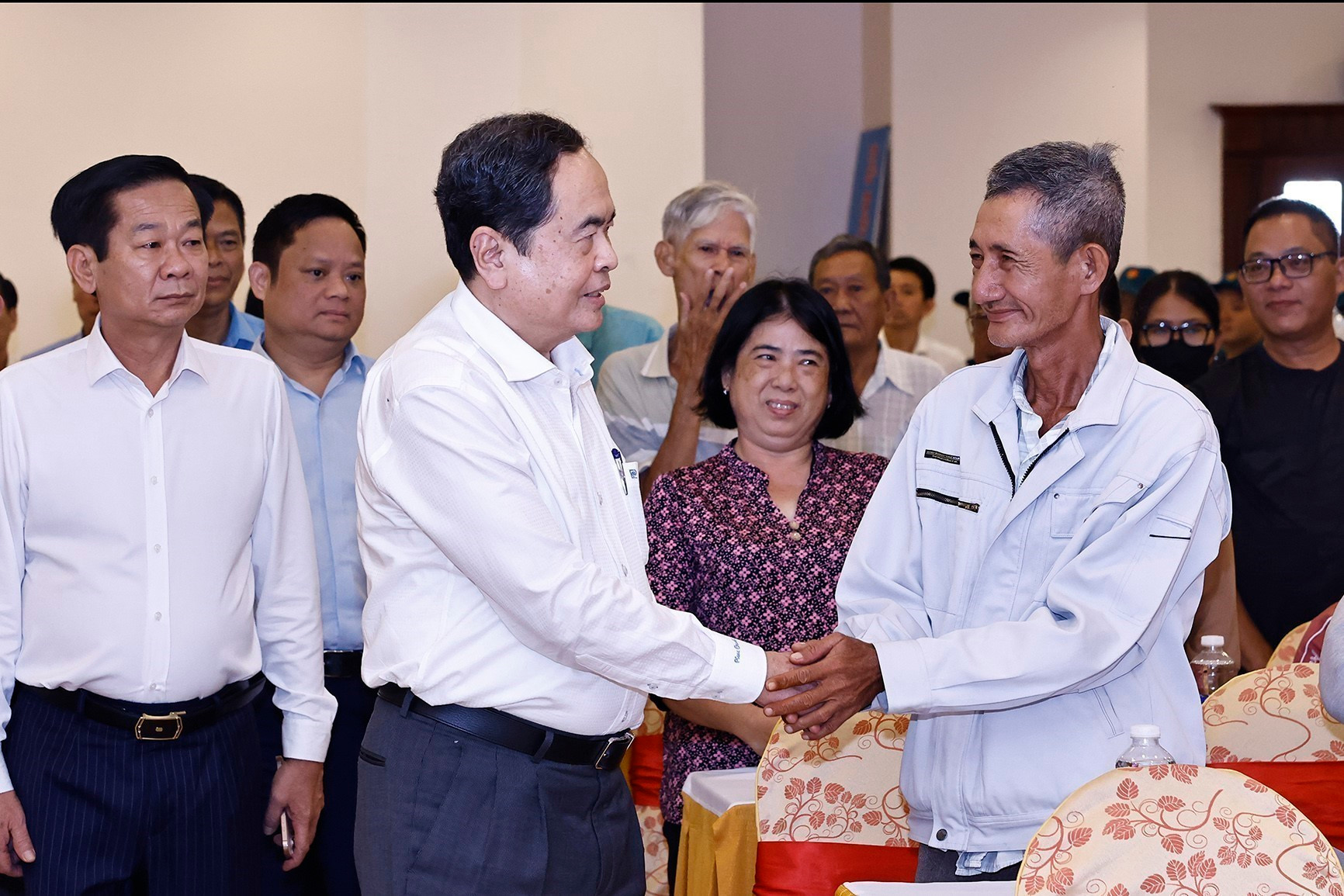 El presidente del Parlamento, Tran Thanh Man, se reúne con la población de la circunscripción de Tan An. El presidente del Parlamento, Tran Thanh Man, se reúne con la población de la circunscripción de Tan An.