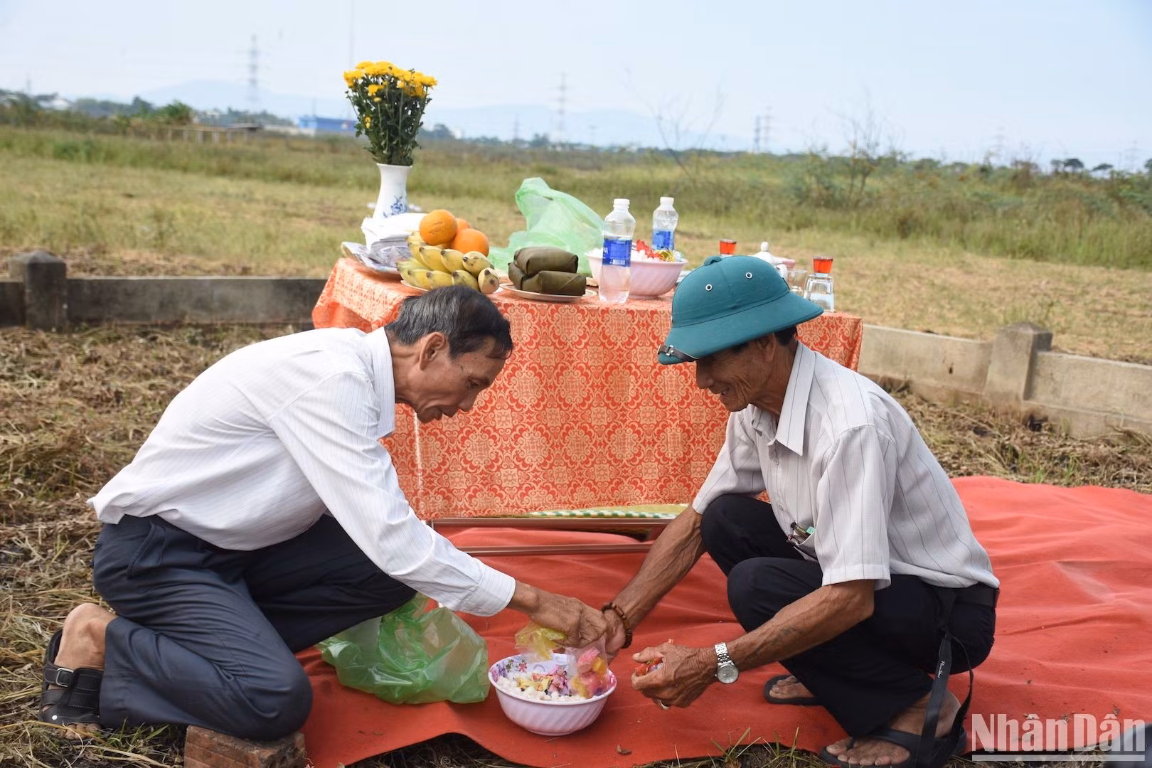 La bandeja de ofrendas es sencilla pero completa y, sobre todo, muestra los sentimientos de los aldeanos de Phong Le hacia Than Nong, para rezar por cosechas exuberantes y fructíferas.