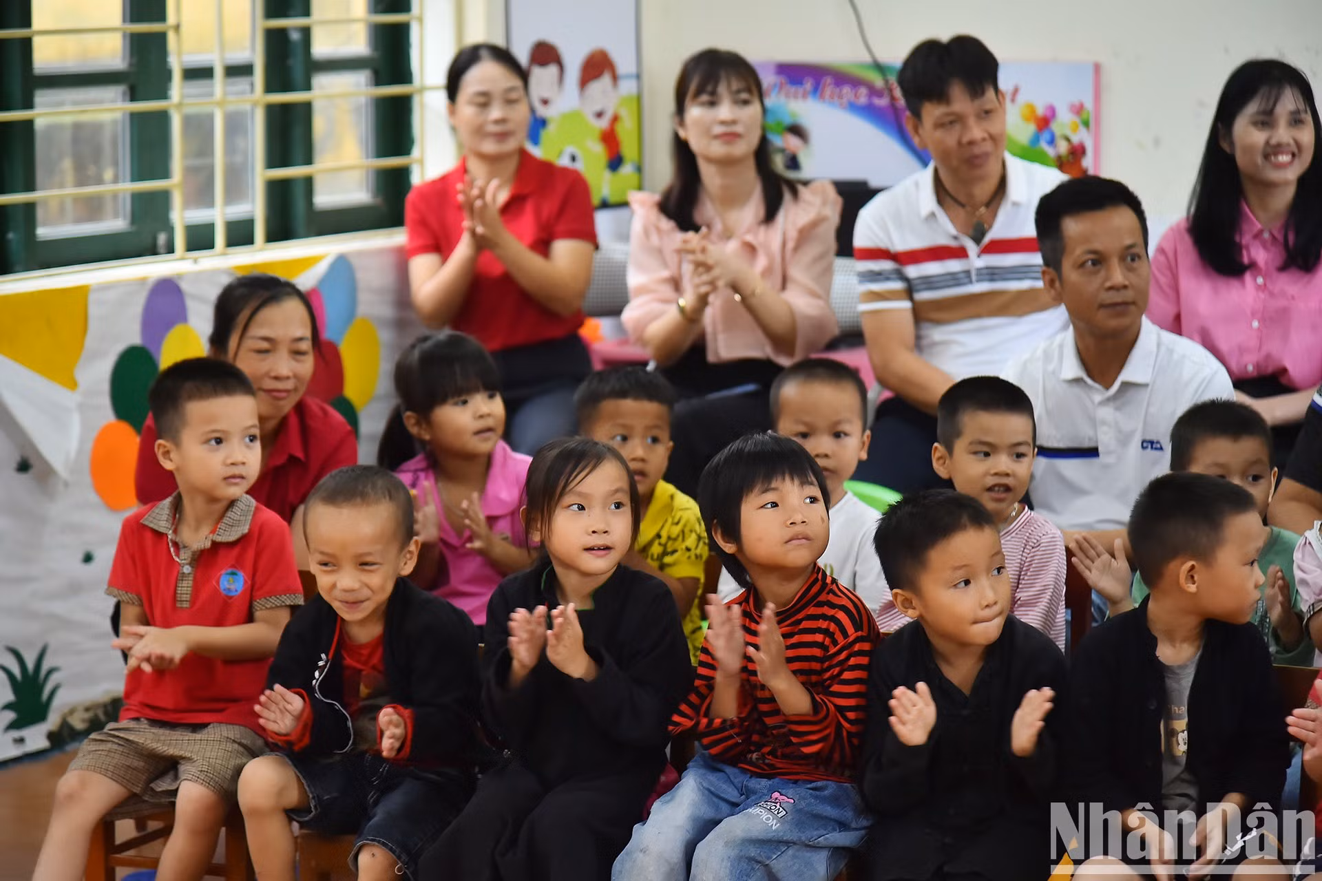 Maestros y alumnos del jardín.