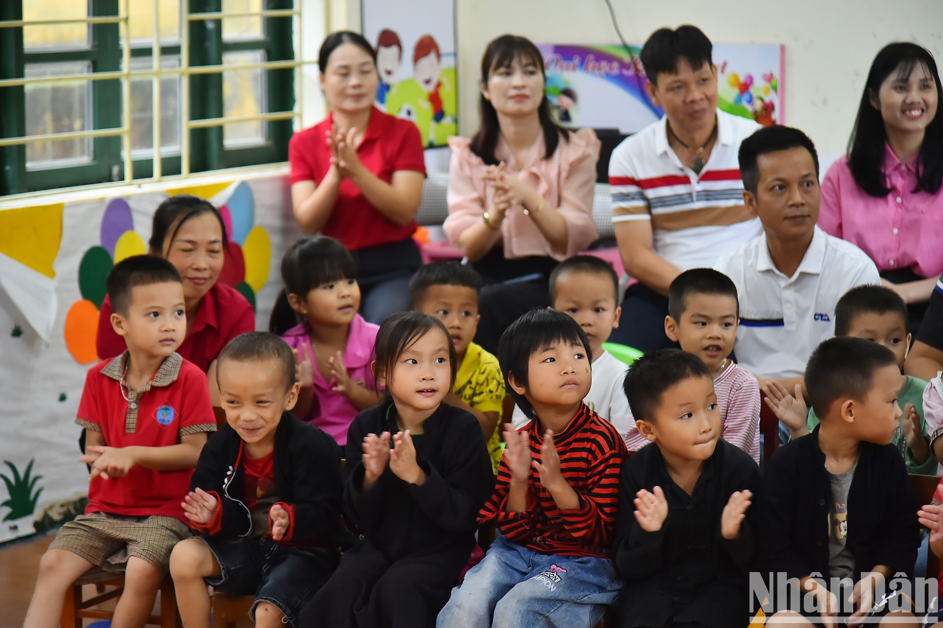 Maestros y alumnos del jardín. Maestros y alumnos del jardín.