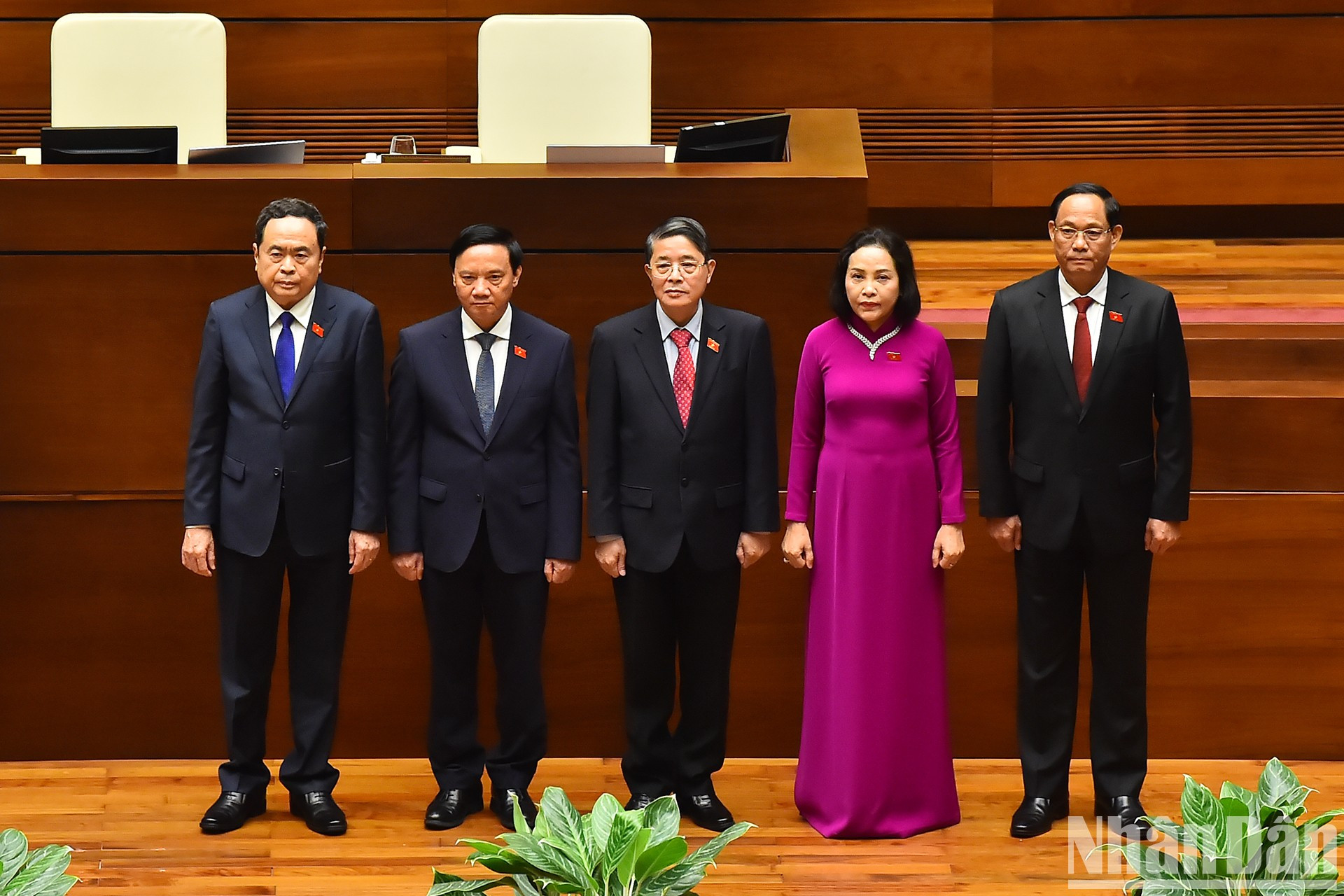 El presidente de la AN Tran Thanh Man y los vicepresidentes legislativos presencian la ceremonia de juramento del presidente Luong Cuong. El presidente de la AN Tran Thanh Man y los vicepresidentes legislativos presencian la ceremonia de juramento del presidente Luong Cuong.