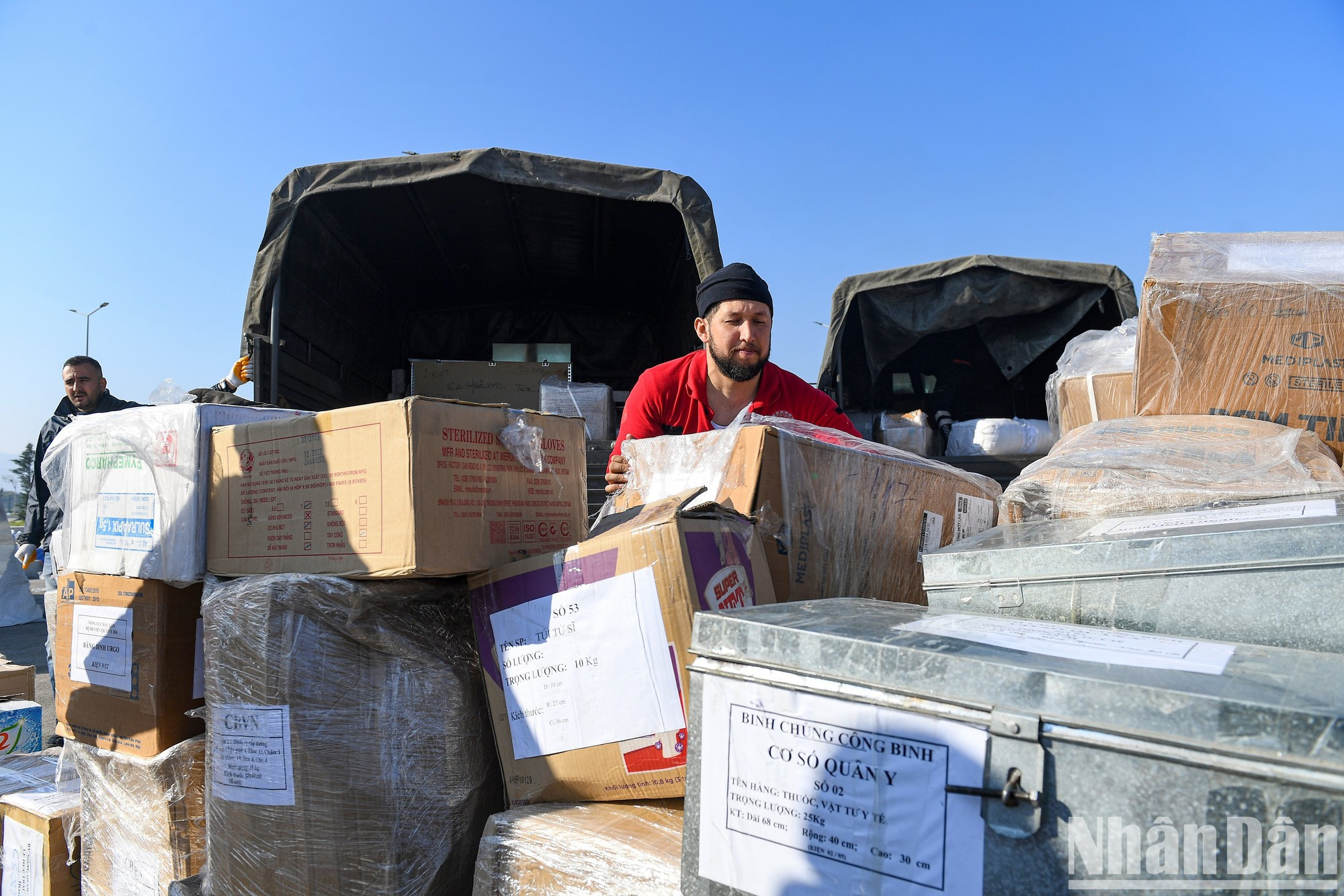 La delegación del EPV dona equipos médicos a Turquía antes de regresar a casa. La delegación del EPV dona equipos médicos a Turquía antes de regresar a casa.
