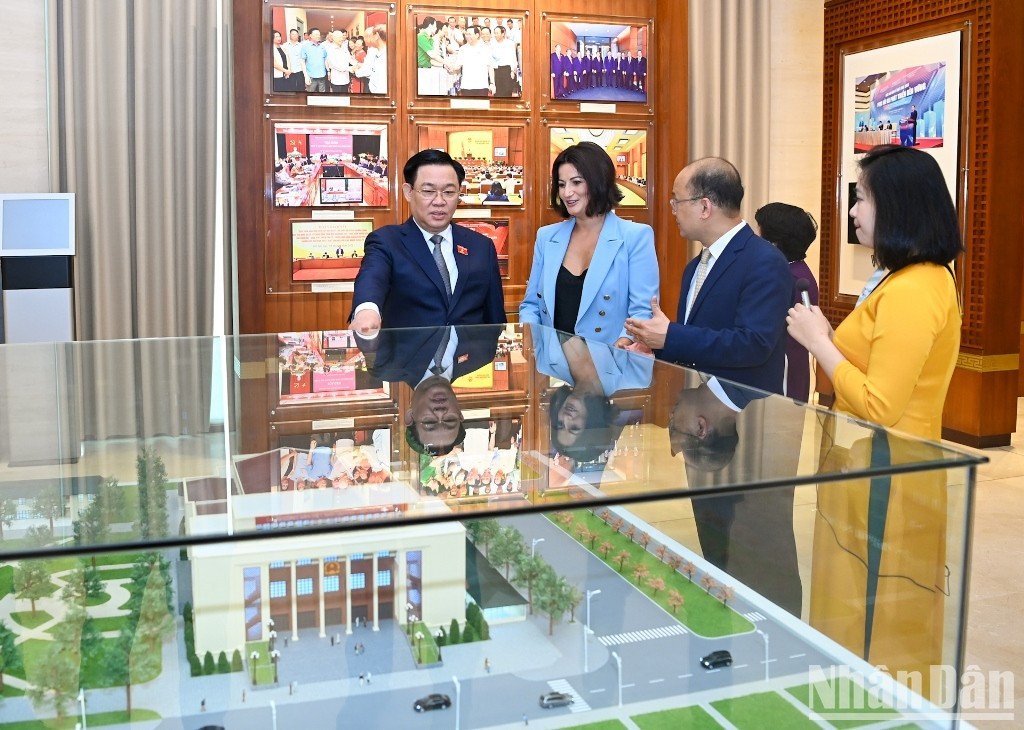 La presidenta del Senado de Bélgica visita la casa memorial de la Asamblea Nacional de Vietnam.
