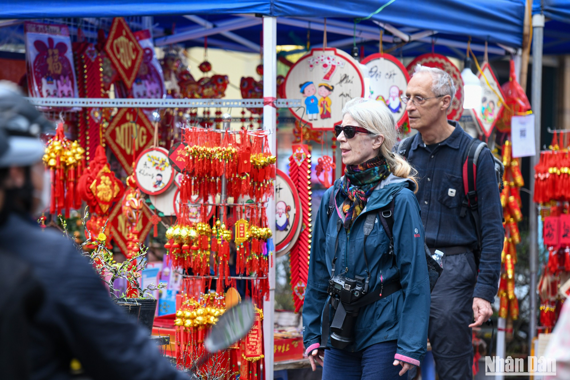 Los turistas extranjeros están realmente impresionados y encantados con los colores y la atmósfera del Tet en el mercado de flores de Hang Luoc.