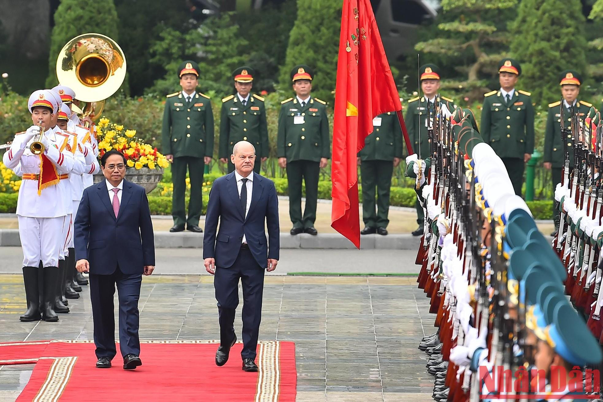 Ambos dirigentes pasan revista a la guardia de honor del Ejército Popular de Vietnam. Ambos dirigentes pasan revista a la guardia de honor del Ejército Popular de Vietnam.