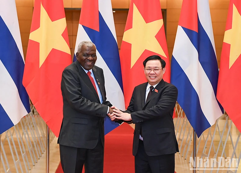 Dinh Hue y Esteban Lazo Dinh Hue y Esteban Lazo