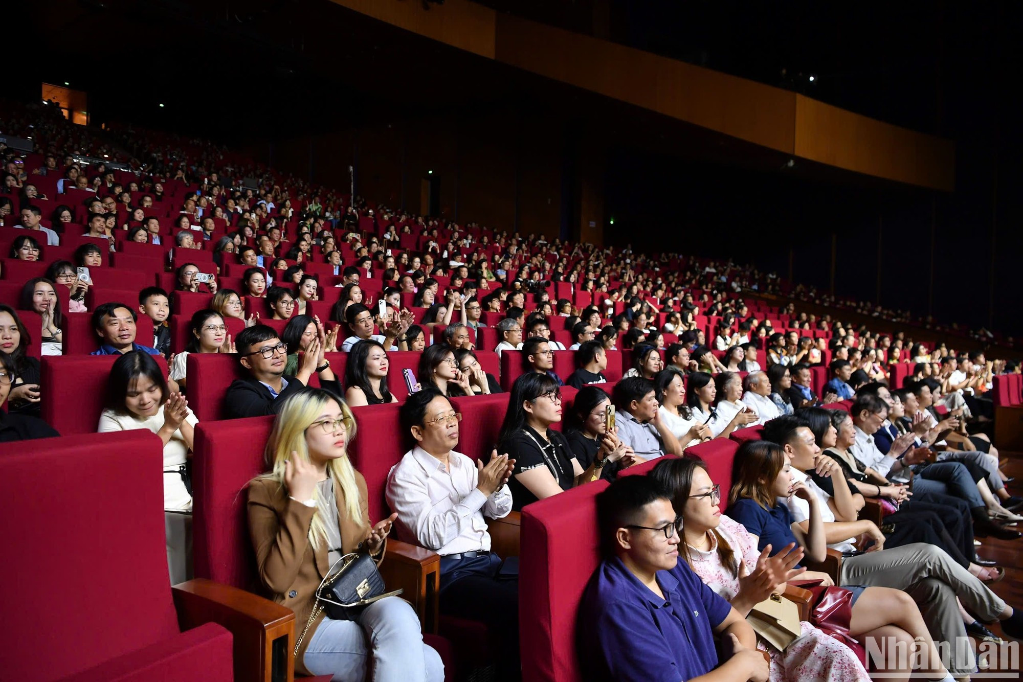 Los espectadores en el el Centro Nacional de Convenciones de My Dinh admiran la actuación de la banda BOND.