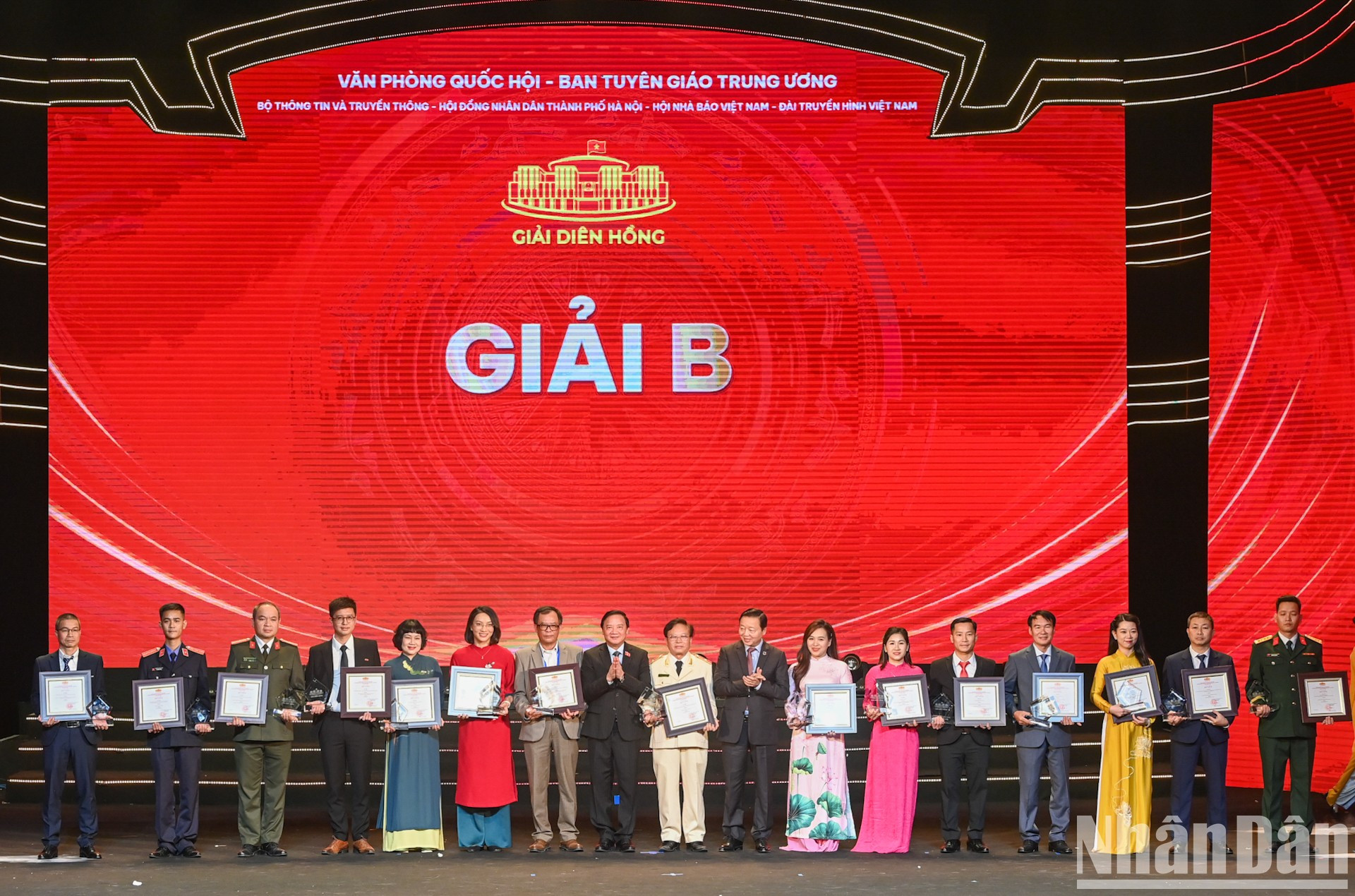 El vicepresidente de la Asamblea Nacional Nguyen Khac Dinh y el viceprimer ministro Tran Hong Ha entregan premios B a los ganadores.