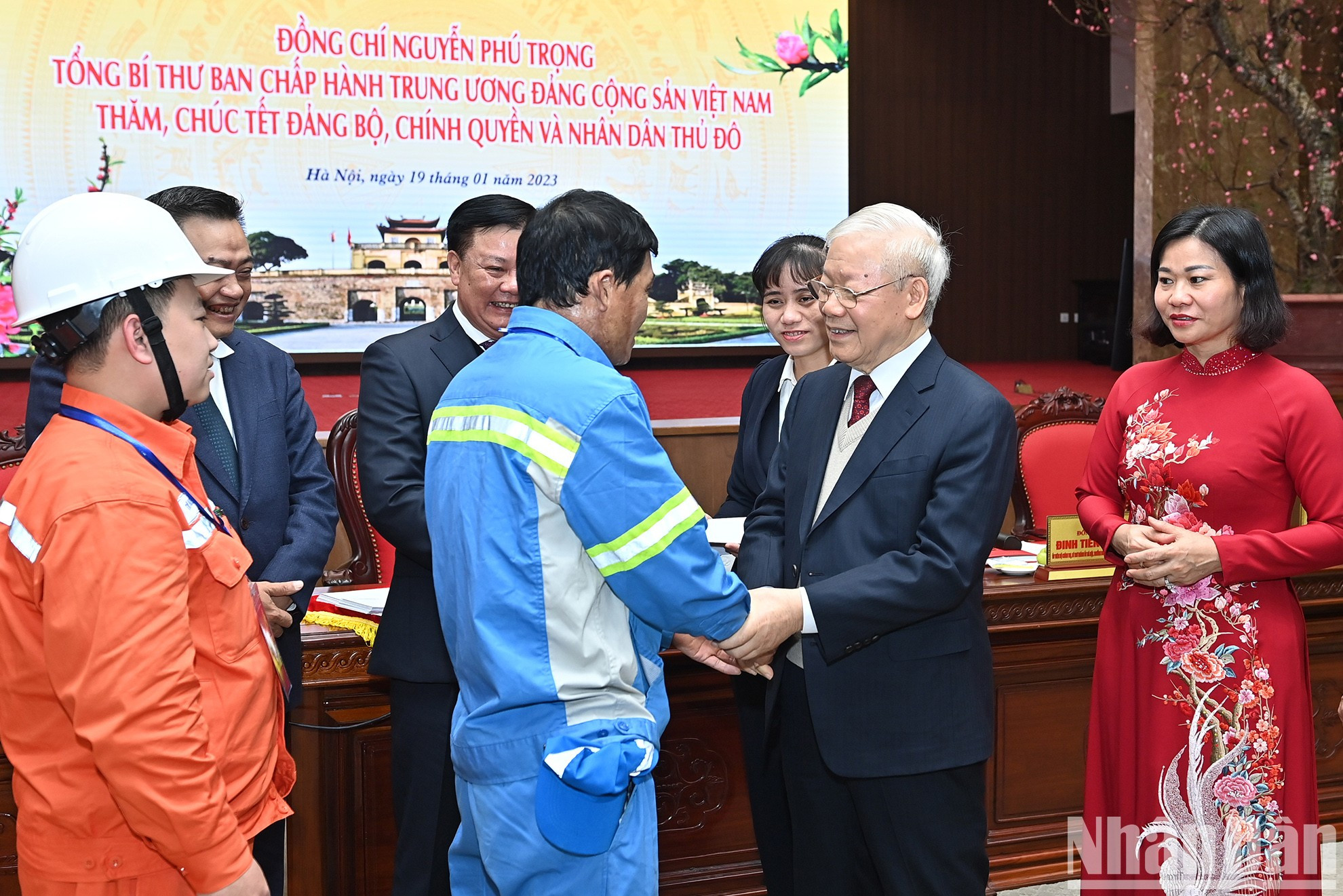 Phu Trong alienta a las fuerzas que trabajan en los días festivos del Año Nuevo Lunar. Phu Trong alienta a las fuerzas que trabajan en los días festivos del Año Nuevo Lunar.