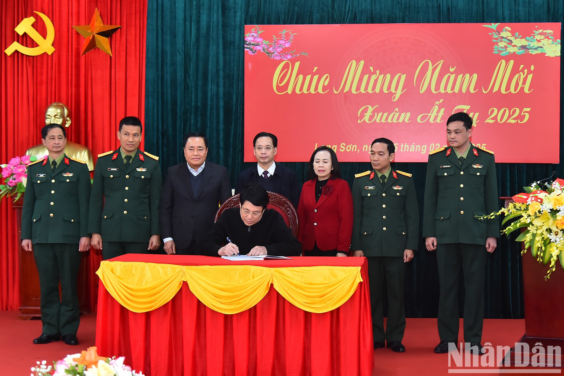 Luong Cuong escribe en el libro de visitas de la unidad militar. Luong Cuong escribe en el libro de visitas de la unidad militar.