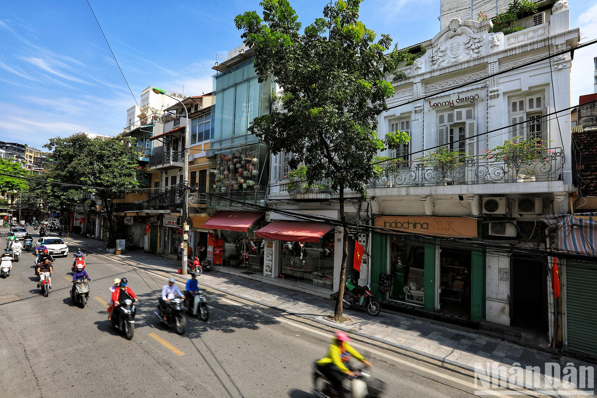 Hang Bong, la calle más cara de Vietnam, con casas que aún conservan la antigua arquitectura francesa. Hang Bong, la calle más cara de Vietnam, con casas que aún conservan la antigua arquitectura francesa.