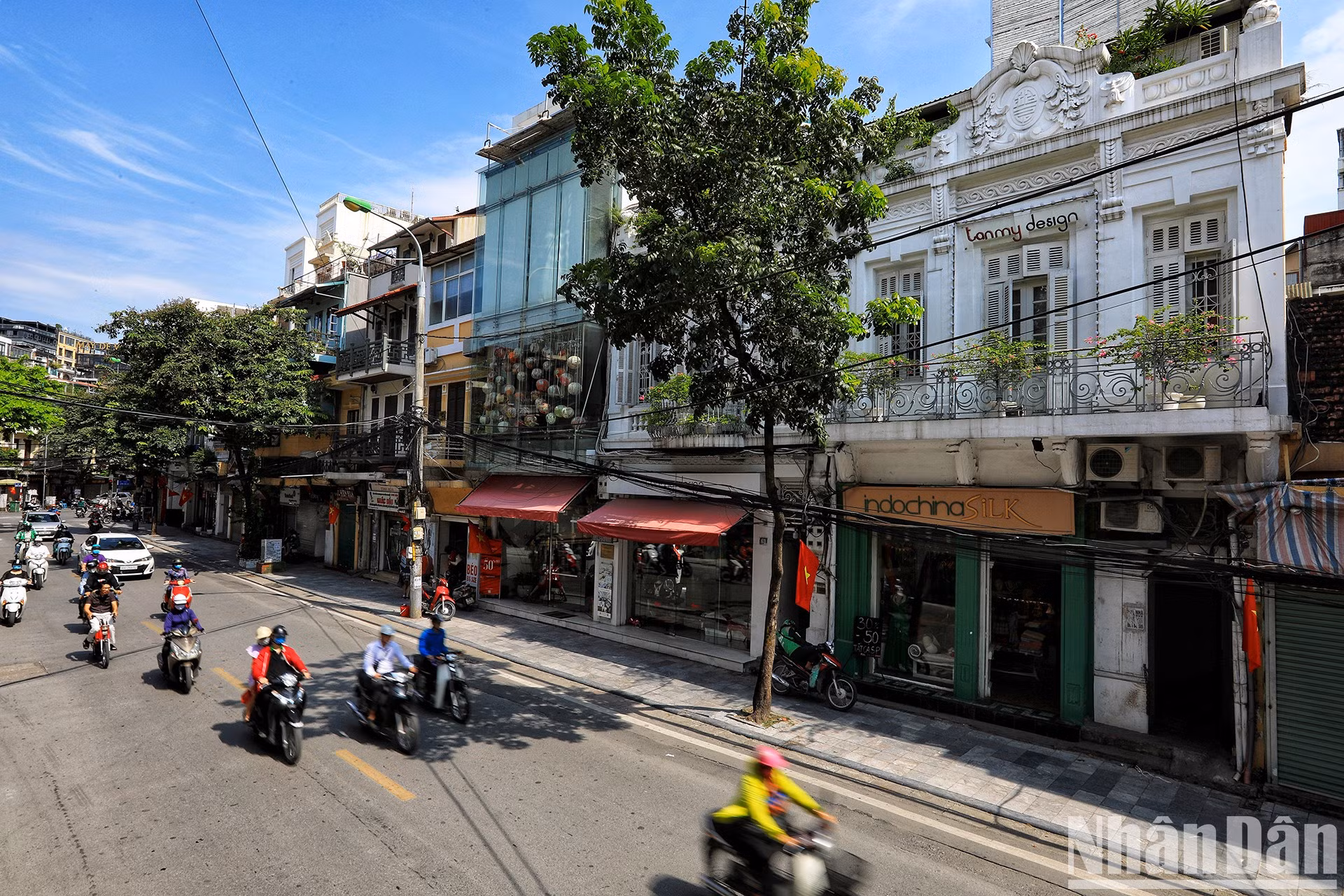 Hang Bong, la calle más cara de Vietnam, con casas que aún conservan la antigua arquitectura francesa. Hang Bong, la calle más cara de Vietnam, con casas que aún conservan la antigua arquitectura francesa.